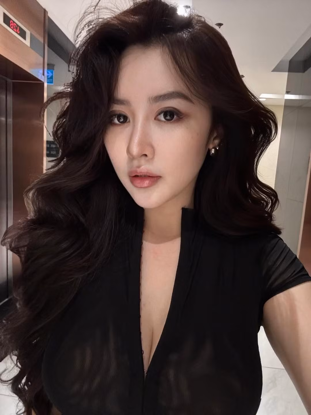 Với mái tóc xoăn sóng bồng bềnh và lối trang điểm sắc sảo, Quyên Qui đã thể hiện thần thái đỉnh cao, khiến bộ ảnh nhận về rất nhiều lượt tương tác và bình luận khen ngợi về nhan sắc cũng như vóc dáng "nét căng" không chút mỡ thừa. (Ảnh: IGNV)