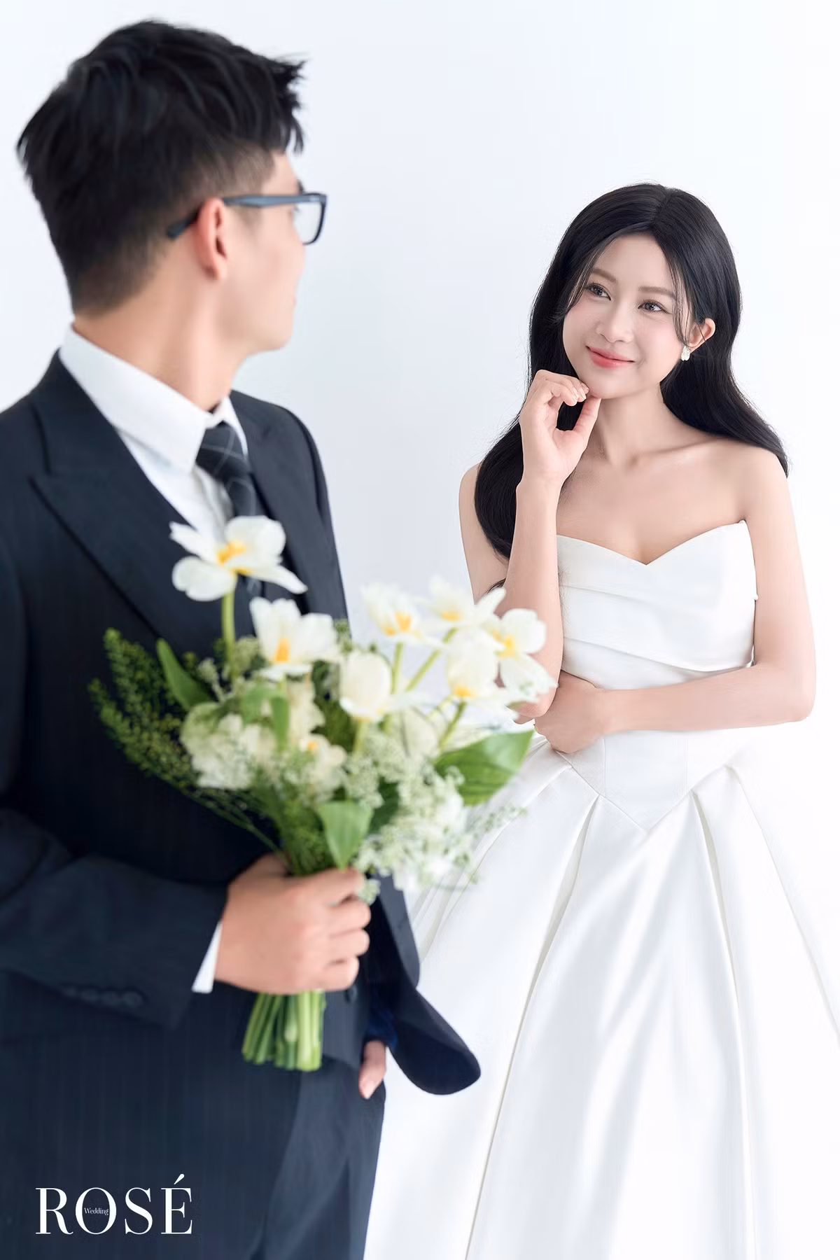 Cô dâu lộng lẫy trong chiếc váy cưới cúp ngực, tùng xòe bồng bềnh bằng chất liệu satin cao cấp. (Ảnh: Rosé Wedding)