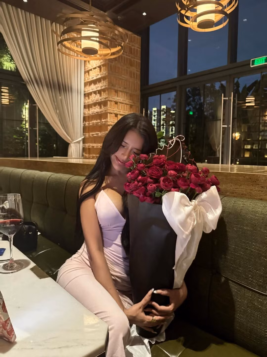 Trong một khoảnh khắc, cô nàng dịu dàng tạo dáng bên bó hoa hồng đỏ khổng lồ, thể hiện vẻ đẹp ngọt ngào, nữ tính. (Ảnh: IGNV)