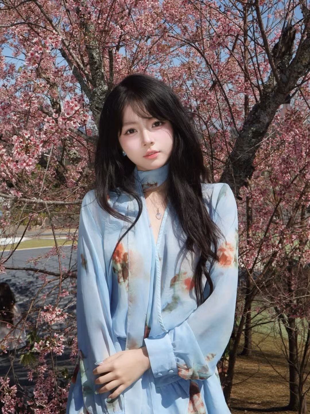 Trong bộ ảnh mới nhất, Uyên Nhi lựa chọn bộ trang phục voan xanh pastel nhẹ nhàng, điểm xuyết những họa tiết hoa tinh tế, cực kỳ ăn nhập với không gian lãng mạn của rừng mai anh đào. (Ảnh: IGNV)