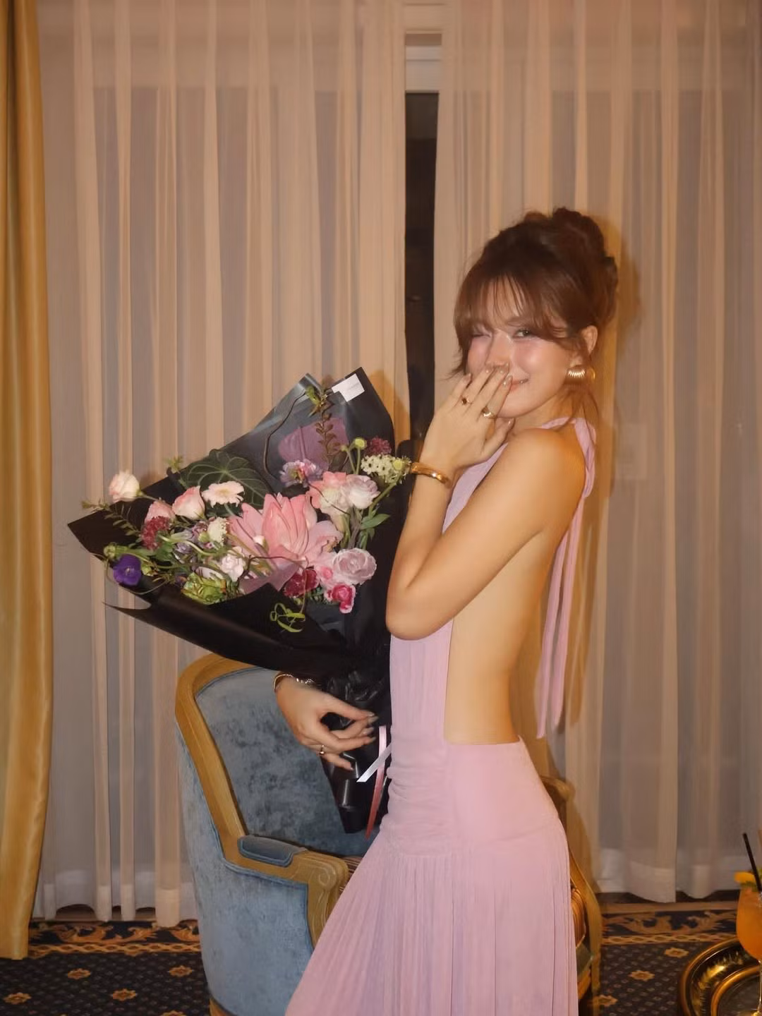 Thụy Hân khoe vẻ đẹp quyến rũ trong hai bộ cánh dự tiệc khác nhau, một chiếc đầm dài, ôm sát body, khoe vai trần gợi cảm và đường xẻ tà cao tinh tế và một chiếc đầm hồng thướt tha với chi tiết cổ yếm, tôn lên sự nữ tính và vóc dáng chuẩn.