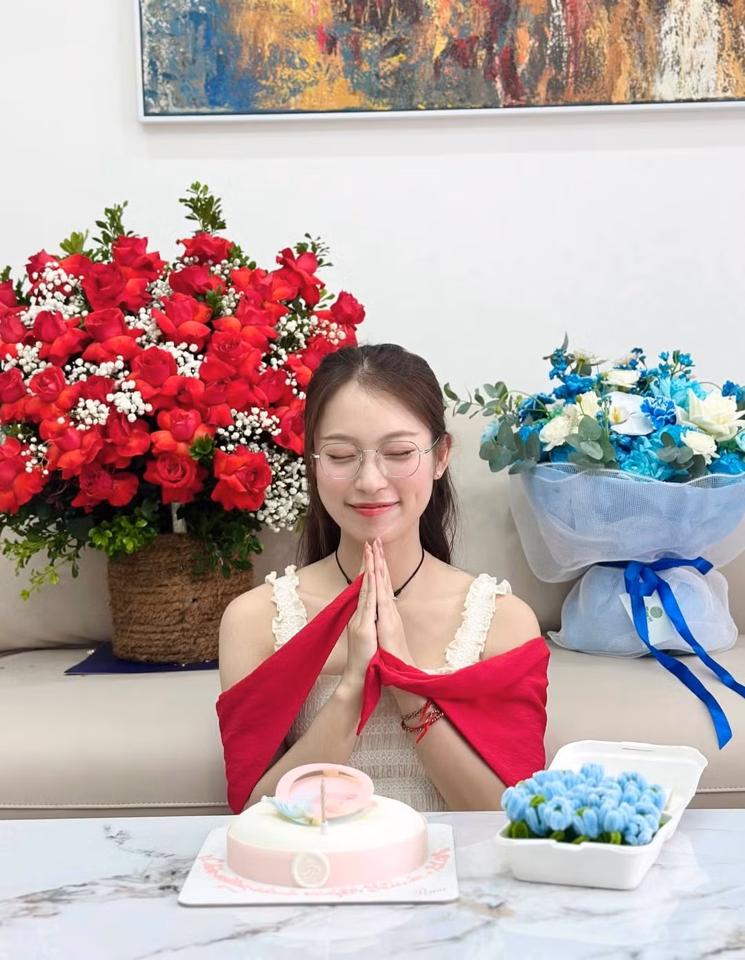 Ngày 21/8, tại Hà Nội đã diễn ra buổi tổng hợp luyện diễu binh, diễu hành quy mô lớn nhằm chuẩn bị cho Lễ kỷ niệm 80 năm Quốc khánh 2/9. Khánh Vy cùng với nhiều tên tuổi khác nằm trong khối diễu hành đã tham gia hợp luyện với tinh thần nghiêm túc, hào hứng. (Ảnh: IGNV)
