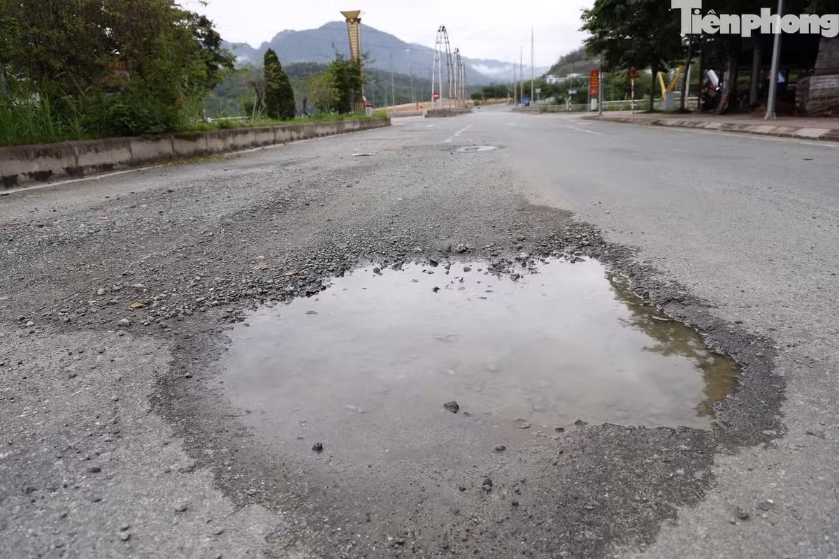 Những hố lớn, đọng nước gây nguy hiểm cho người tham gia giao thông, đặc biệt là người đi xe máy vào đêm tối.