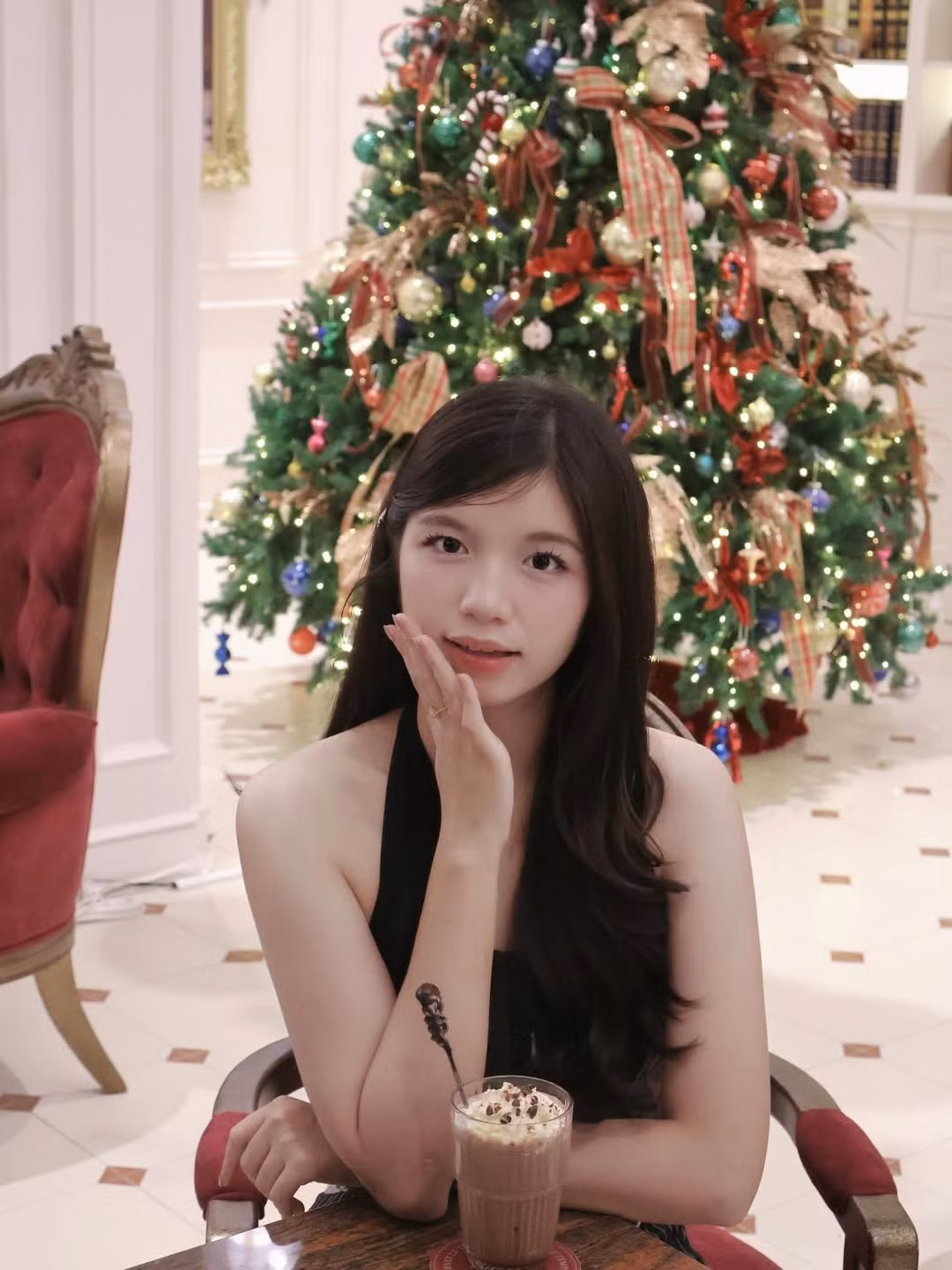 Trong không gian được trang trí lộng lẫy với cây thông Noel và ánh đèn vàng ấm áp, cô nàng khéo léo khoe trọn sắc vóc. (Ảnh: IGNV)