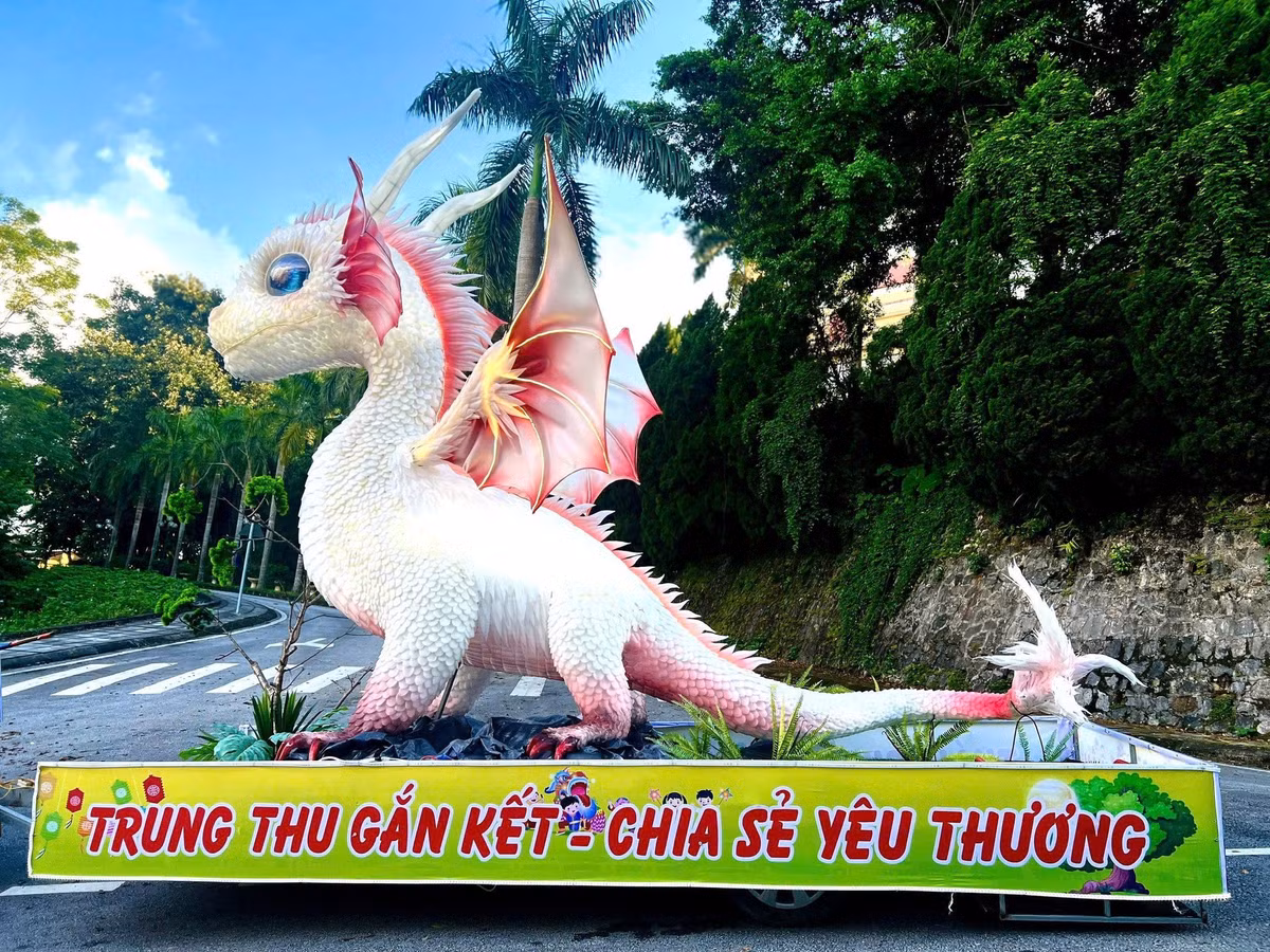 Được biết, mô hình này có chiều dài 5 mét, chiều rộng 2 mét và chiều cao: 4,2 mét. Mô hình Rồng con này là sự kết hợp giữa yếu tố truyền thống và hiện đại, nhằm lan tỏa giá trị văn hóa một cách sinh động, tươi mới. (Ảnh: Tổng hợp)