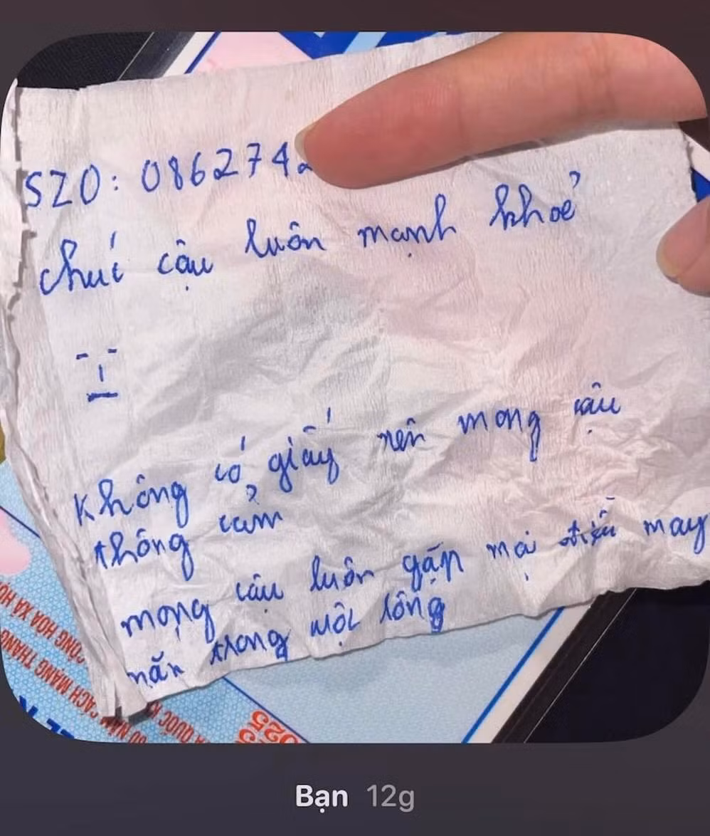 Không phải những món quà đắt tiền, mà là những túi kẹo, gói bánh giản dị, thư tay nhưng lại chứa đựng nhiều tình cảm. (Ảnh: mint_wypw)
