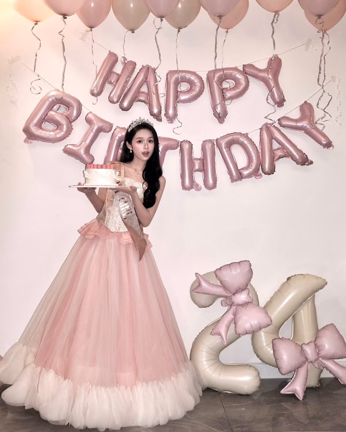 Nhan sắc ngọt ngào, đôi mắt to tròn và nụ cười rạng rỡ của cô nàng càng khiến bộ ảnh thêm phần cuốn hút. (Ảnh: FBNV)