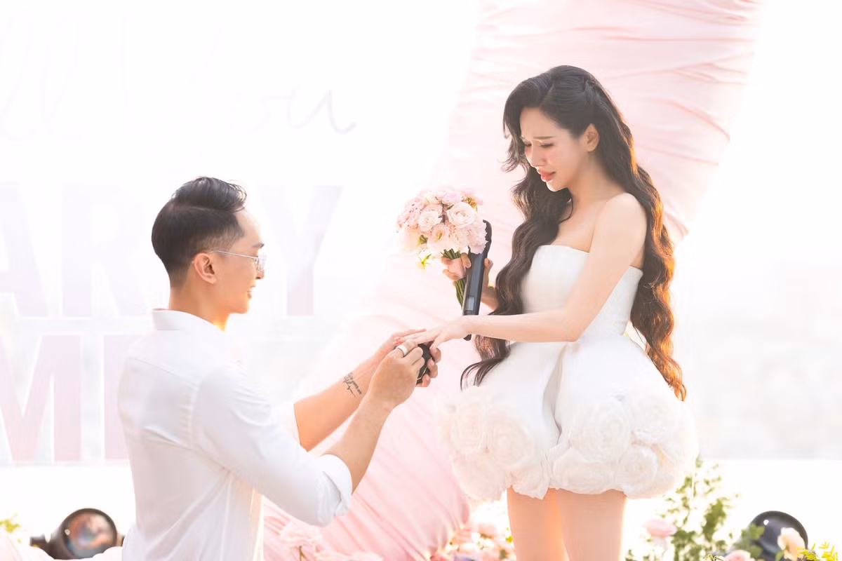 Sau nhiều năm gắn bó, sự kiện này không chỉ đánh dấu bước ngoặt mới trong chuyện tình yêu của cô mà còn khẳng định tình yêu bền chặt, không đổi của cả hai. (Ảnh: FB Viên Vibi)