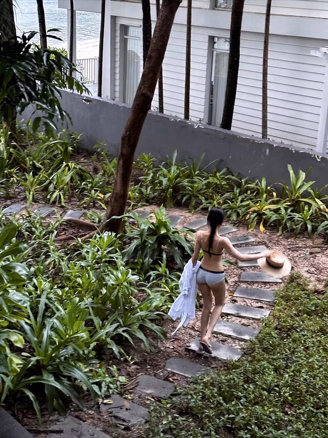 Tuy nhiên, trong những hình ảnh mới nhất được chia sẻ trên trang cá nhân, Mina Young đã mang đến một hình ảnh trưởng thành và táo bạo hơn, thoát vibe "nàng thơ" được đóng khung từ trước đến giờ. (Ảnh: IGNV)