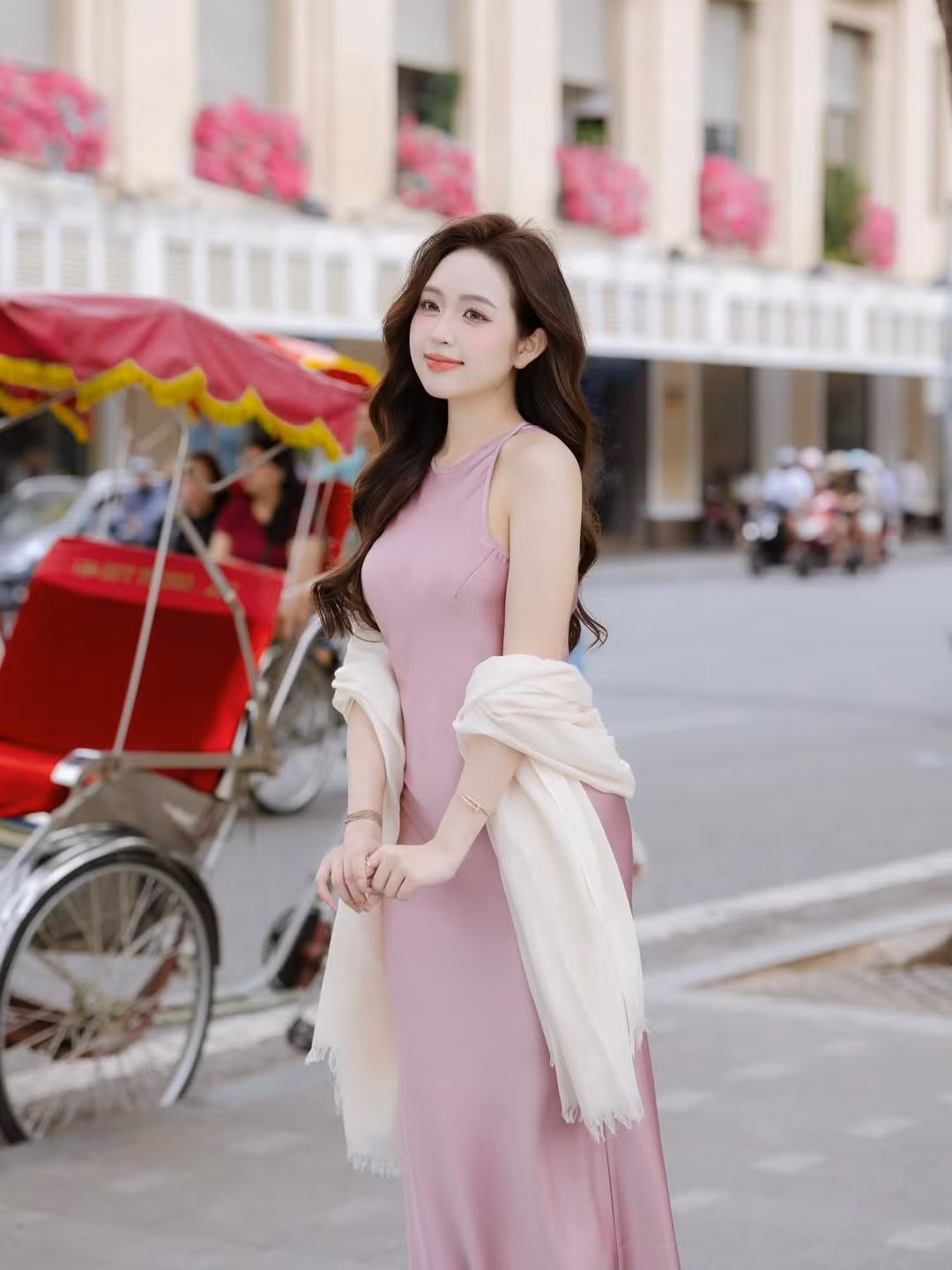 Dù thường xuyên xuất hiện với hình ảnh hiện đại, cá tính, nhưng mỗi lần diện trang phục truyền thống như áo dài hay cổ phục, cô nàng đều khiến người hâm mộ bất ngờ bởi vẻ đẹp thuần khiết, ngọt ngào. (Ảnh: IGNV)