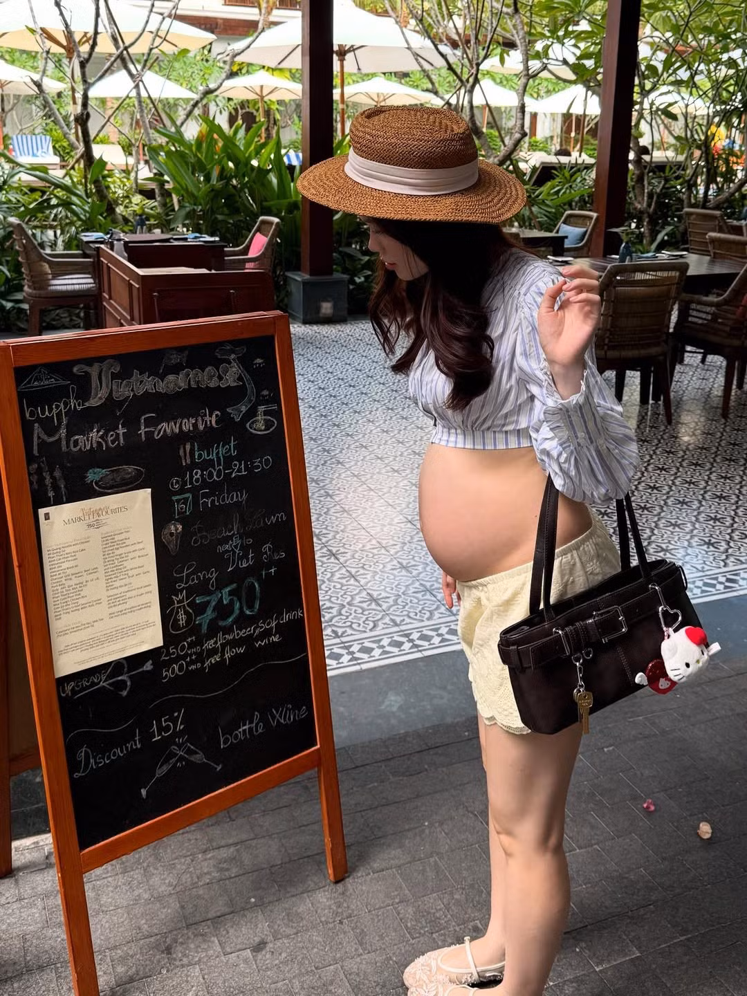 Vì bụng bầu cũng khá lớn nên Ly Phạm khéo léo lựa chọn thiết kế giày búp bê dạng bệt xinh xắn, đáng yêu phối cùng set đồ. (Ảnh: IGNV)
