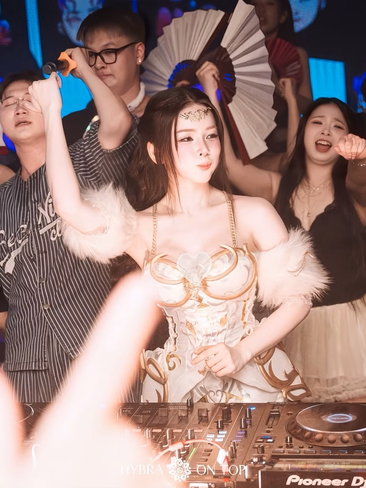 Dù sở hữu ngoại hình ngọt ngào, cô nàng lại có phong cách chơi nhạc đầy năng lượng và cá tính, xóa bỏ nhiều định kiến về DJ nữ. (Ảnh: IGNV)