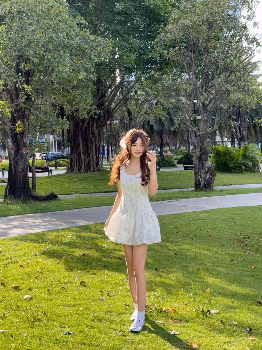 Cô nàng tạo dáng rất tự nhiên, khi ngồi trên thảm cỏ xanh mướt, khi đứng giữa không gian rộng lớn, ánh mắt mơ màng, thể hiện sự thư thái và hòa mình tuyệt đối vào thiên nhiên.
