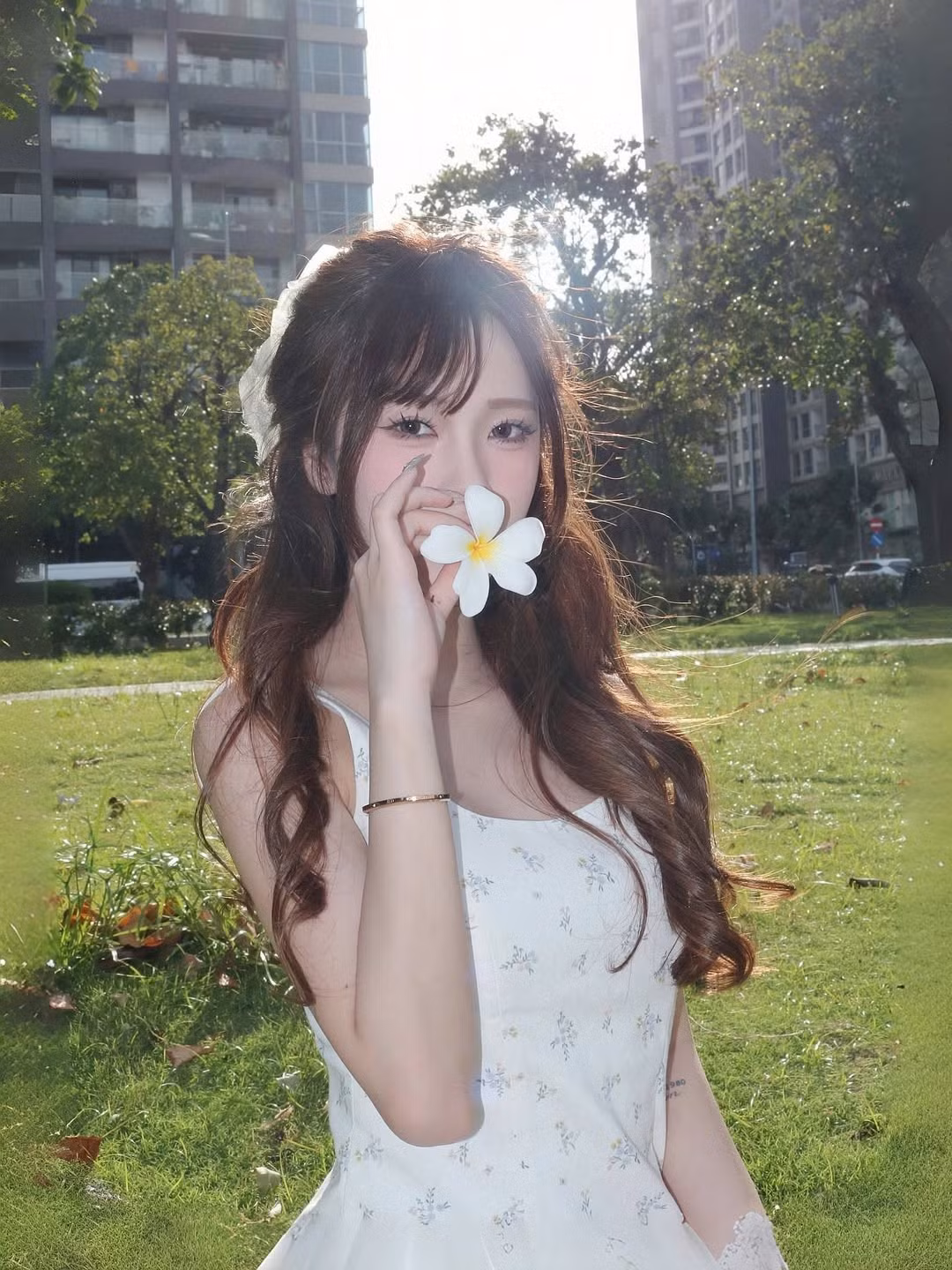 Diệu Linh là một gương mặt quen thuộc và được yêu mến trong cộng đồng TikTok Việt Nam. Cô nàng sinh năm 2002 được biết đến với vẻ ngoài ngọt ngào, trong trẻo, thường xuyên chia sẻ các video về cuộc sống hằng ngày, thời trang, và những nội dung mang tính giải trí nhẹ nhàng, tích cực.
