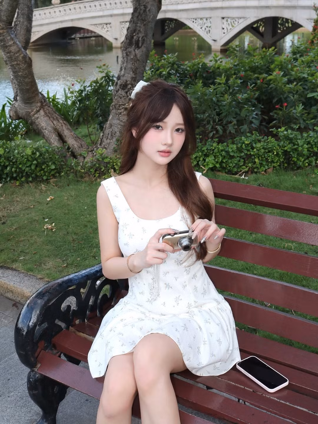 Diệu Linh, cái tên không còn xa lạ với cộng đồng mạng, vừa "đốn tim" người hâm mộ bằng loạt ảnh mới toát lên vẻ đẹp trong trẻo, ngọt ngào, xứng danh "tình đầu quốc dân". Trong bối cảnh thiên nhiên xanh mướt, nhan sắc của cô nàng càng thêm phần rạng rỡ và cuốn hút.