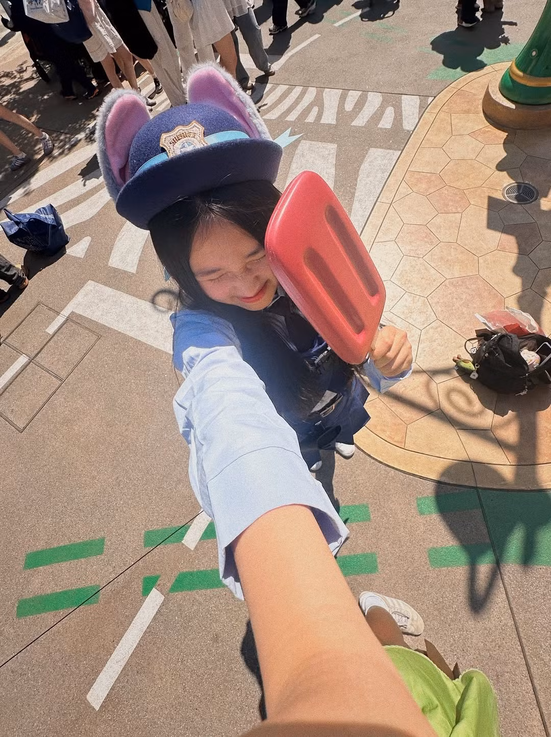 Sự kết hợp giữa nét dễ thương vốn có và sự nghiêm túc của bộ đồng phục đã giúp Jenny Huỳnh tái hiện thành công hình ảnh cô thỏ cảnh sát nhiệt huyết. (Ảnh: IGNV)