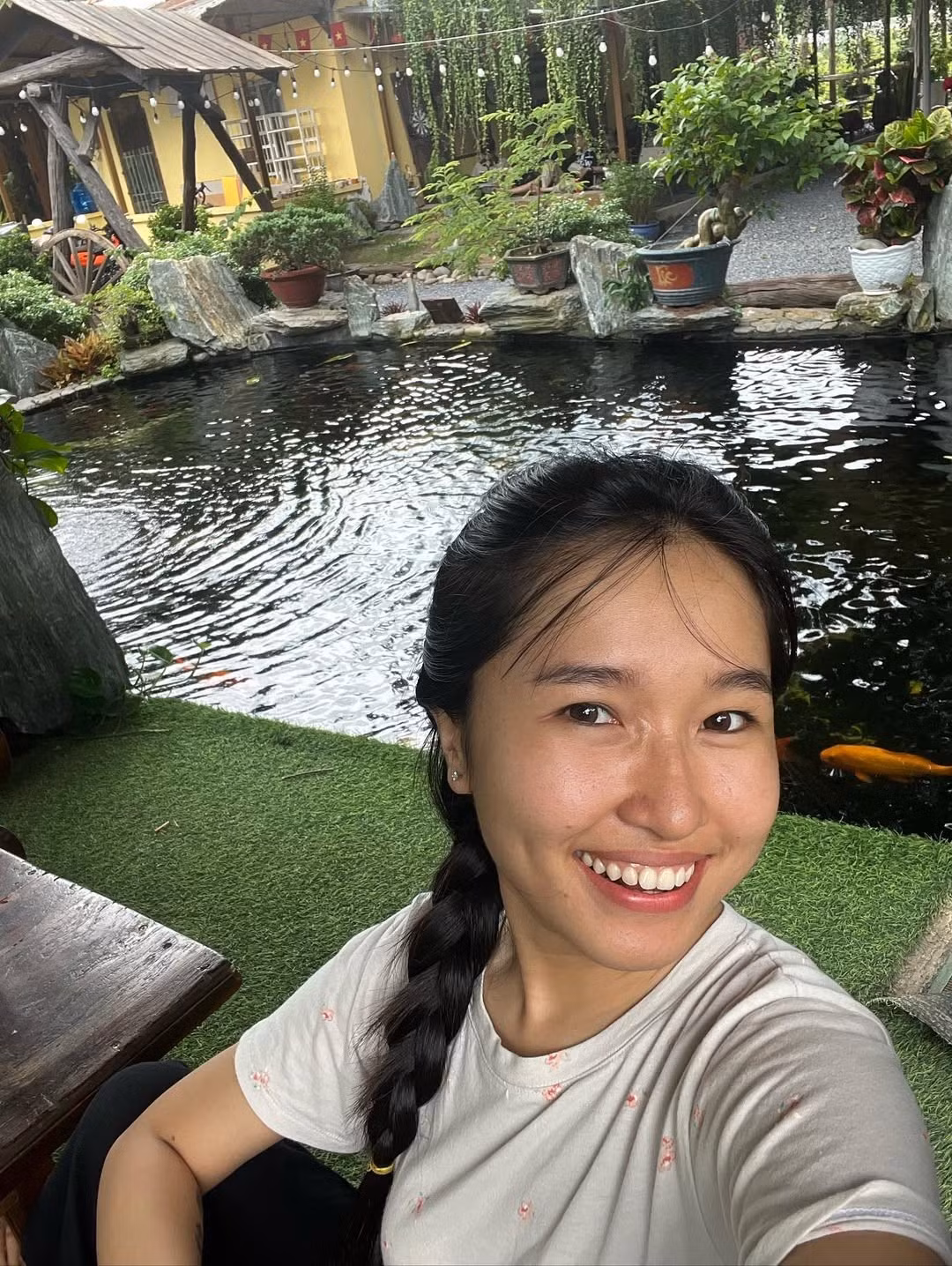 Thay vì những buổi livestream game, nội dung cuộc sống của cô giờ đây xoay quanh các công việc làm vườn, chăn nuôi, trồng trọt ở quê nhà, sống như một "cô nông dân thực thụ". (Ảnh: IGNV)