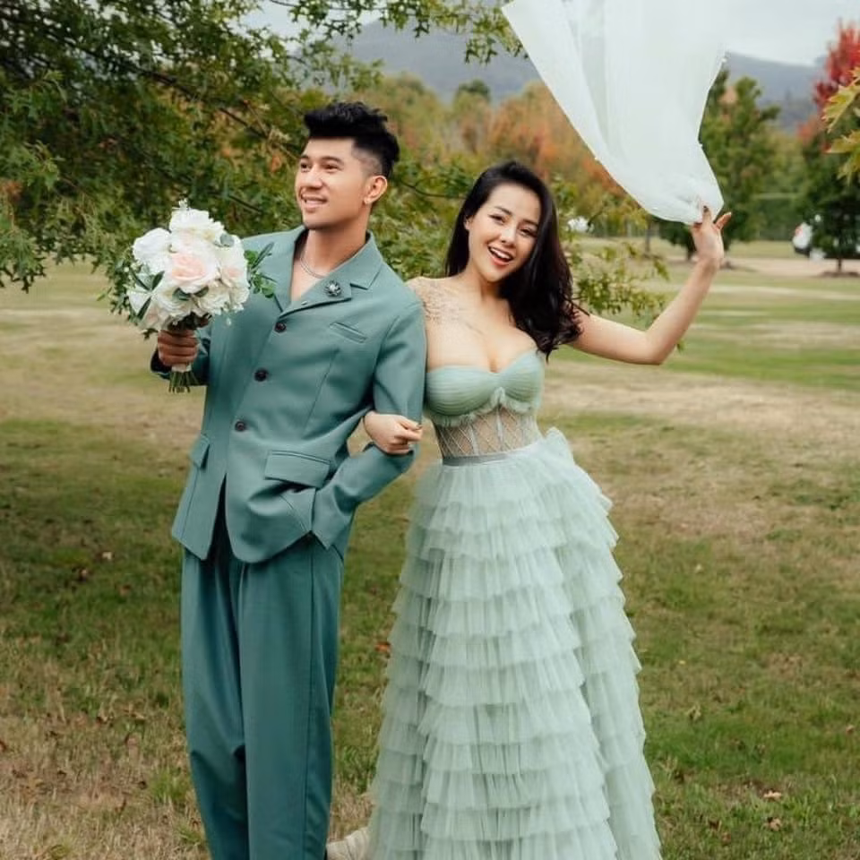 Điều gây "sốc" nhất là bộ váy cưới của Ngân 98, khi cô dâu mặc thiết kế cúp ngực, và phần áo trễ nải không đủ che kín được vòng 1 siêu khủng của cô.