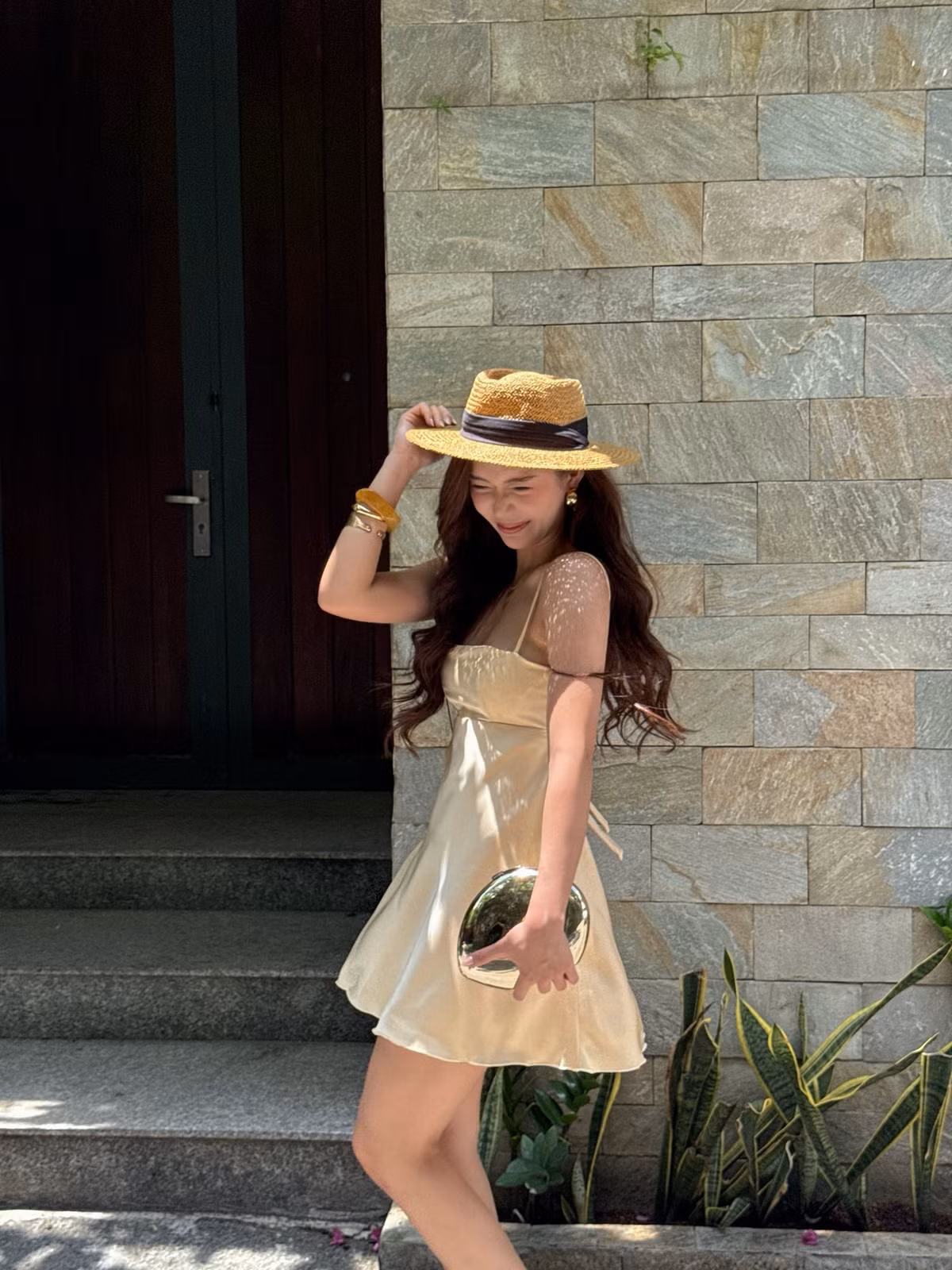 Nổi tiếng từ năm 2018 với một đoạn clip ngắn ghi lại khoảnh khắc cô che nắng cho bạn, Hoàng Yến nhanh chóng được cộng đồng mạng yêu mến bởi vẻ đẹp trong trẻo, tự nhiên. (Ảnh: FBNV)