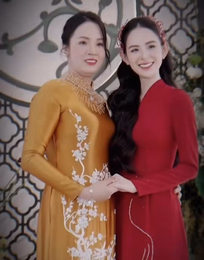 Mới đây, khuya 5/6, Hương Liên khiến mạng xã hội xôn xao bàn luận khi chia sẻ ngày vui của mình. Cụ thể, trên trang cá nhân, người mẫu quê Hà Nam khoe cô làm lễ ăn hỏi, lên xe hoa với bạn trai.