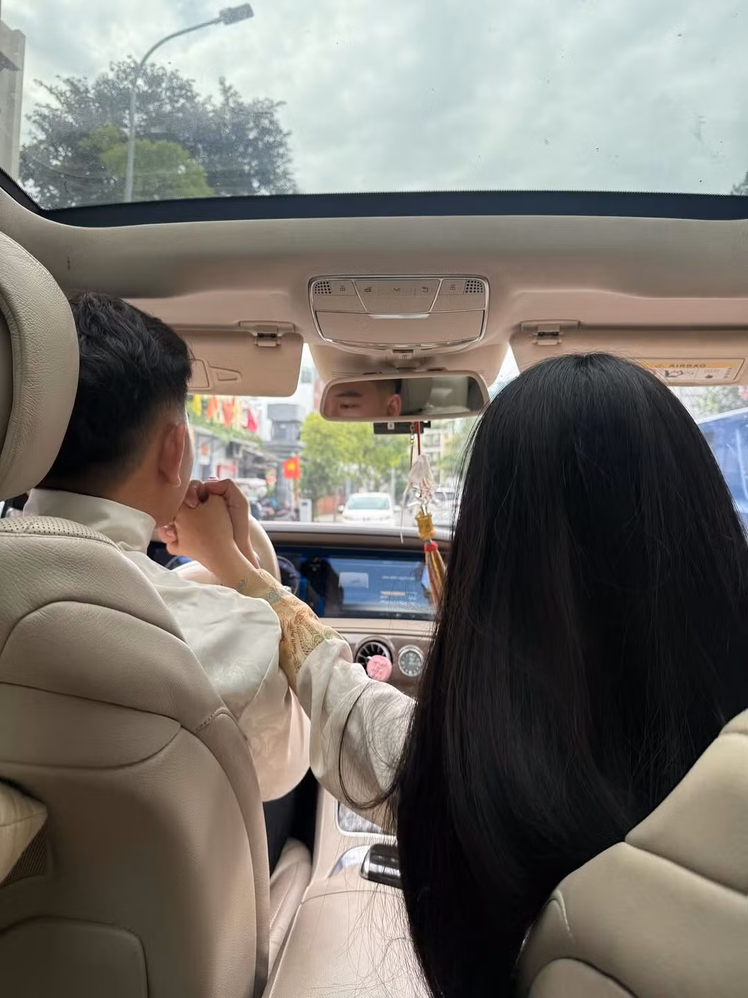Trên trang cá nhân, cô nàng đăng tải những khoảnh khắc đầy tình tứ bên cạnh nửa kia như cả hai như nắm tay trong xe hơi hay trao nhau nụ hôn ngọt ngào. (Ảnh: IGNV)