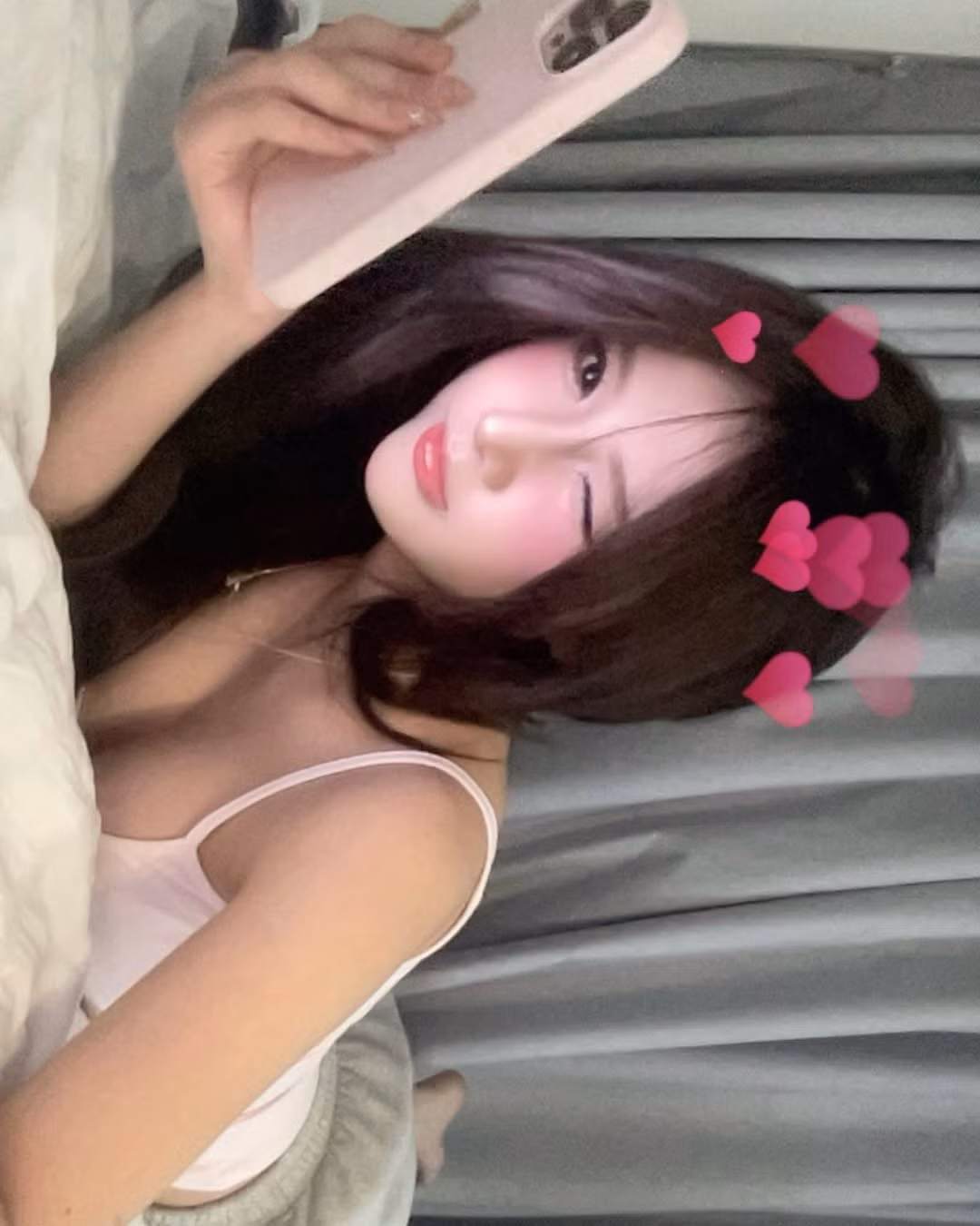 Vẻ đẹp này khiến nhiều người liên tưởng đến hình ảnh "mối tình đầu" – trong sáng nhưng lại có sức hút mãnh liệt, khiến người xem khó lòng rời mắt. (Ảnh: IGNV)