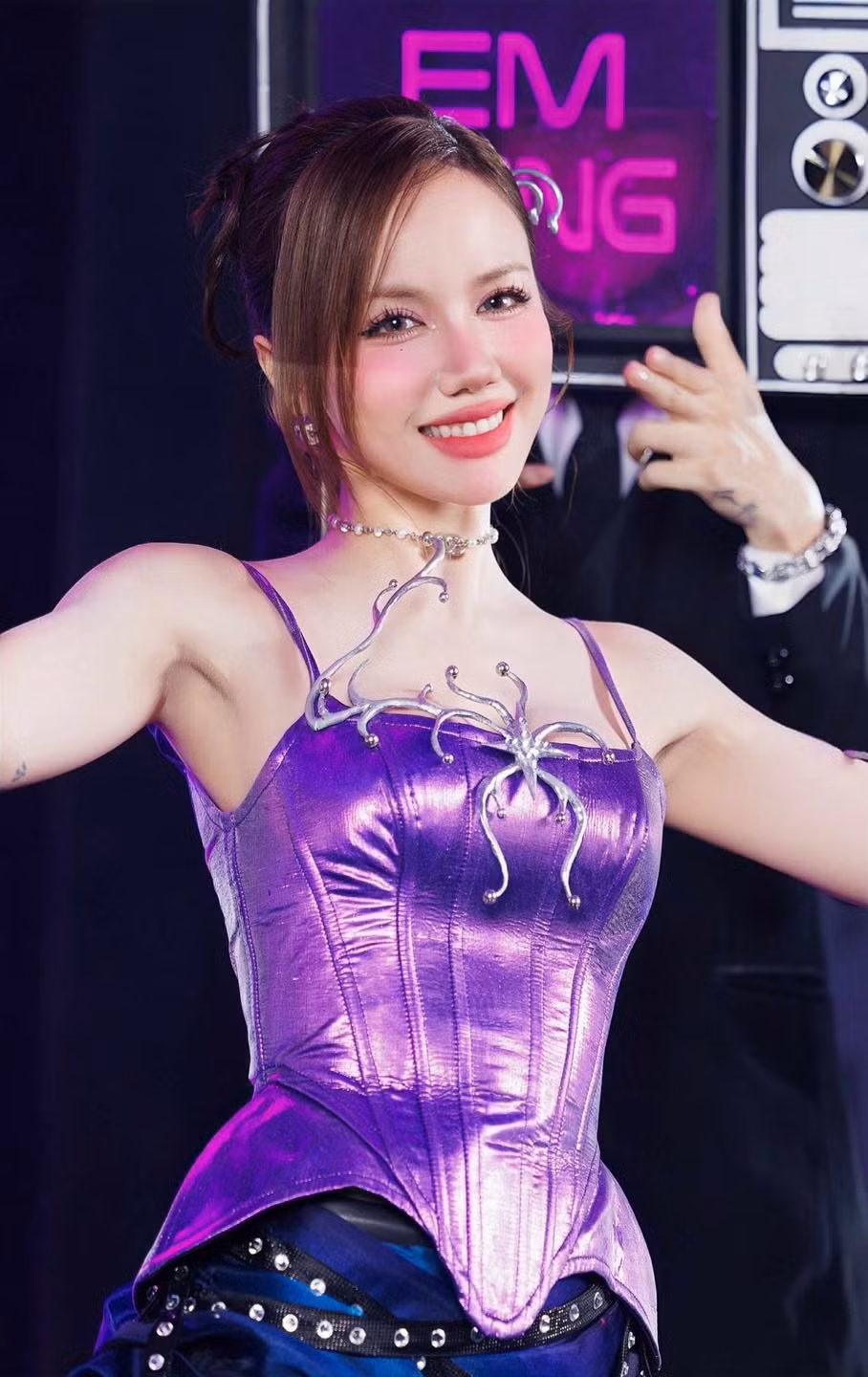 Thời gian gần đây, ngoài góp mặt trong MV của Justatee, Phương Ly còn gây chú ý khi tham gia Em xinh say hi.