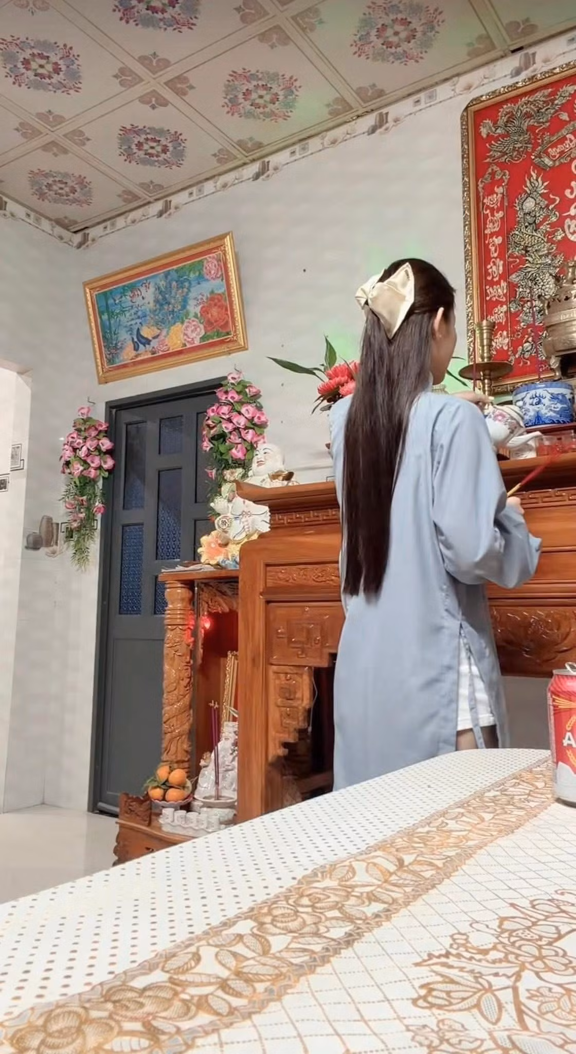 Sự đối lập giữa vẻ trang nghiêm của chiếc áo lam và chiếc quần ngắn có vẻ hơi xuề xòa đã tạo ra một cuộc tranh luận nảy lửa với nhiều luồng ý kiến trái chiều.