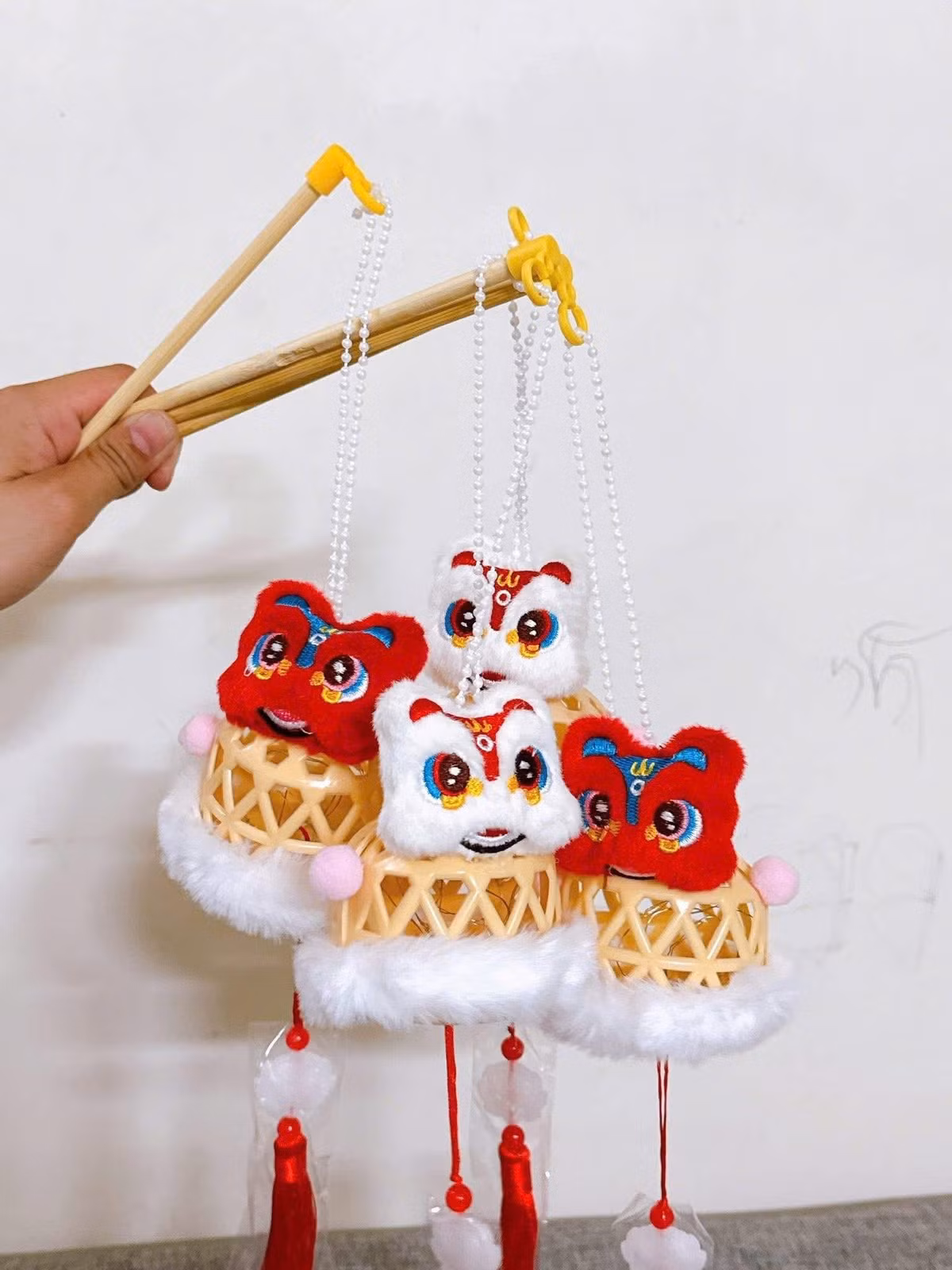 Những mẫu đèn lồng mini thú bông cũng được nhiều bạn trẻ yêu thích. Mẫu đèn này là sự kết hợp siêu đáng yêu giữa chiếc lồng đèn nhỏ xinh, thường được làm từ chất liệu giả tre hoặc nhựa, và một nhân vật thú bông ngộ nghĩnh gắn phía trên.