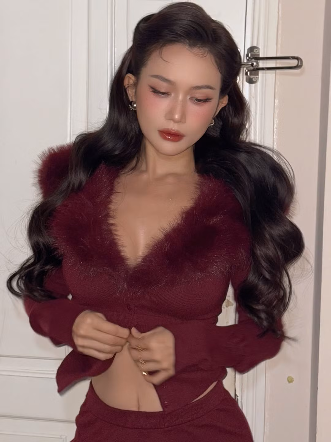 Không chọn những bộ cánh rực rỡ sắc xanh hay trắng tuyết truyền thống, Sĩ Thanh thổi bùng không khí Giáng sinh bằng gam màu đỏ rượu nồng nàn trong bộ ảnh mới. (Ảnh: IGNV)