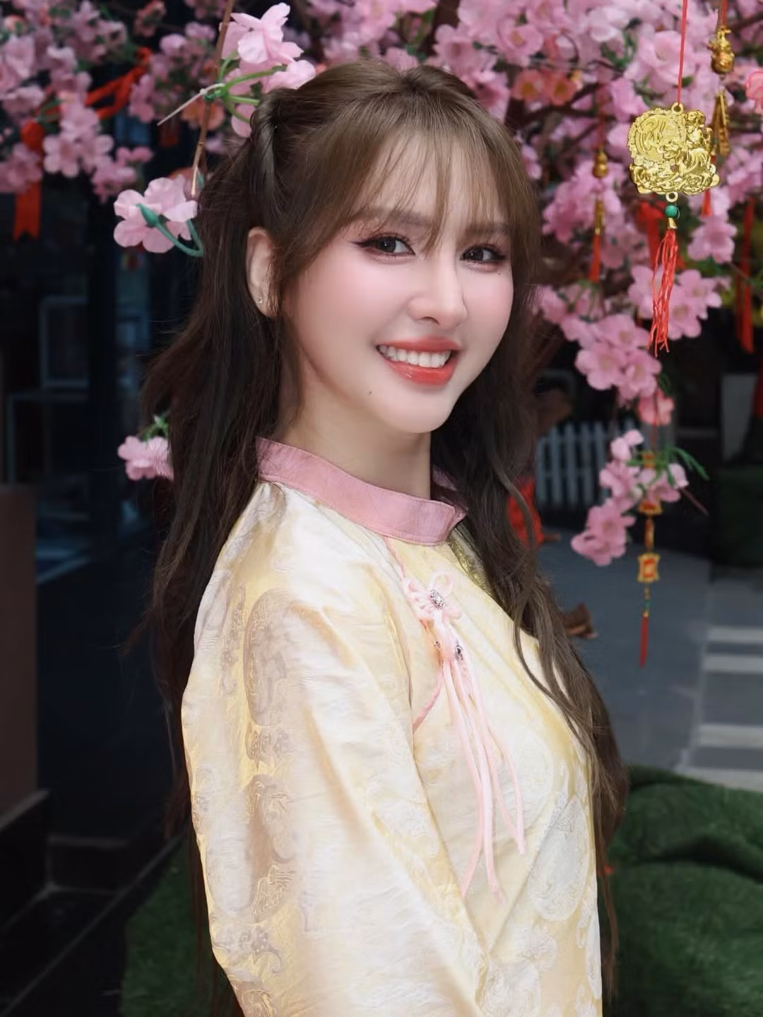 Dù không cầu kỳ về bối cảnh hay phụ kiện, bộ ảnh vẫn ghi điểm tuyệt đối nhờ thần thái cuốn hút và sự kết hợp màu sắc tinh tế. Có thể thấy, Ngân Sát Thủ đã rất khéo léo khi chọn phong cách "nàng thơ" để làm mới hình ảnh của mình trong mắt công chúng dịp Tết đến xuân về. (Ảnh: IGNV)