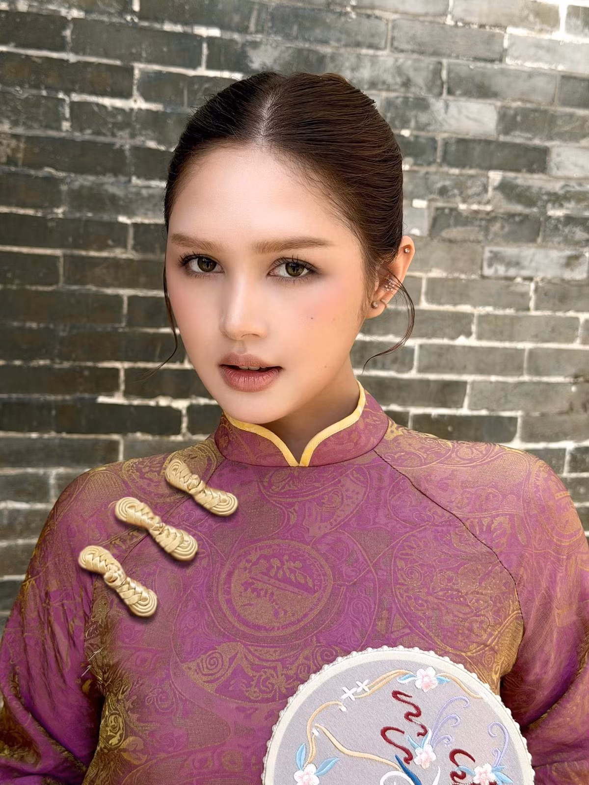 Gương mặt không góc chết với sống mũi cao, đôi mắt sâu và làn da trắng không tì vết. Ngay cả qua "camera thường", nhan sắc của Xoài Non vẫn được đánh giá là đẳng cấp "nữ thần". (Ảnh: IGNV)