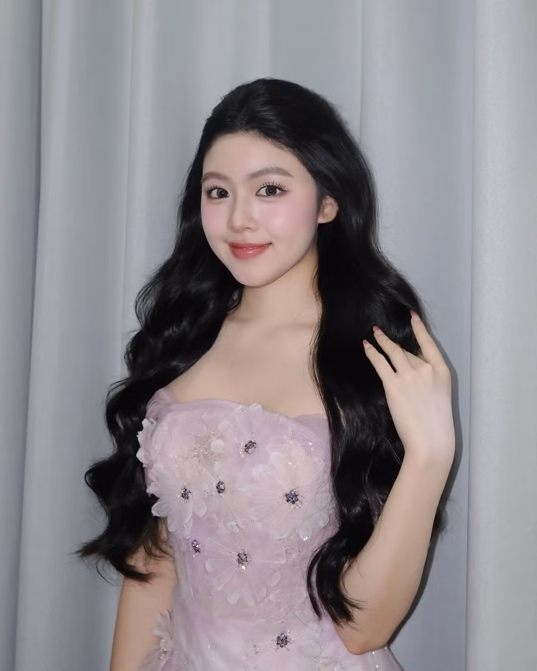 Sức hút của Lọ Lem (Mai Thảo Linh), con gái đầu lòng của MC Quyền Linh, chưa bao giờ hạ nhiệt. Mới đây, cô nàng tiếp tục "đốn tim" cộng đồng mạng khi xuất hiện với hình ảnh trưởng thành, dịu dàng như một nàng thơ trong bộ váy dạ hội lộng lẫy.