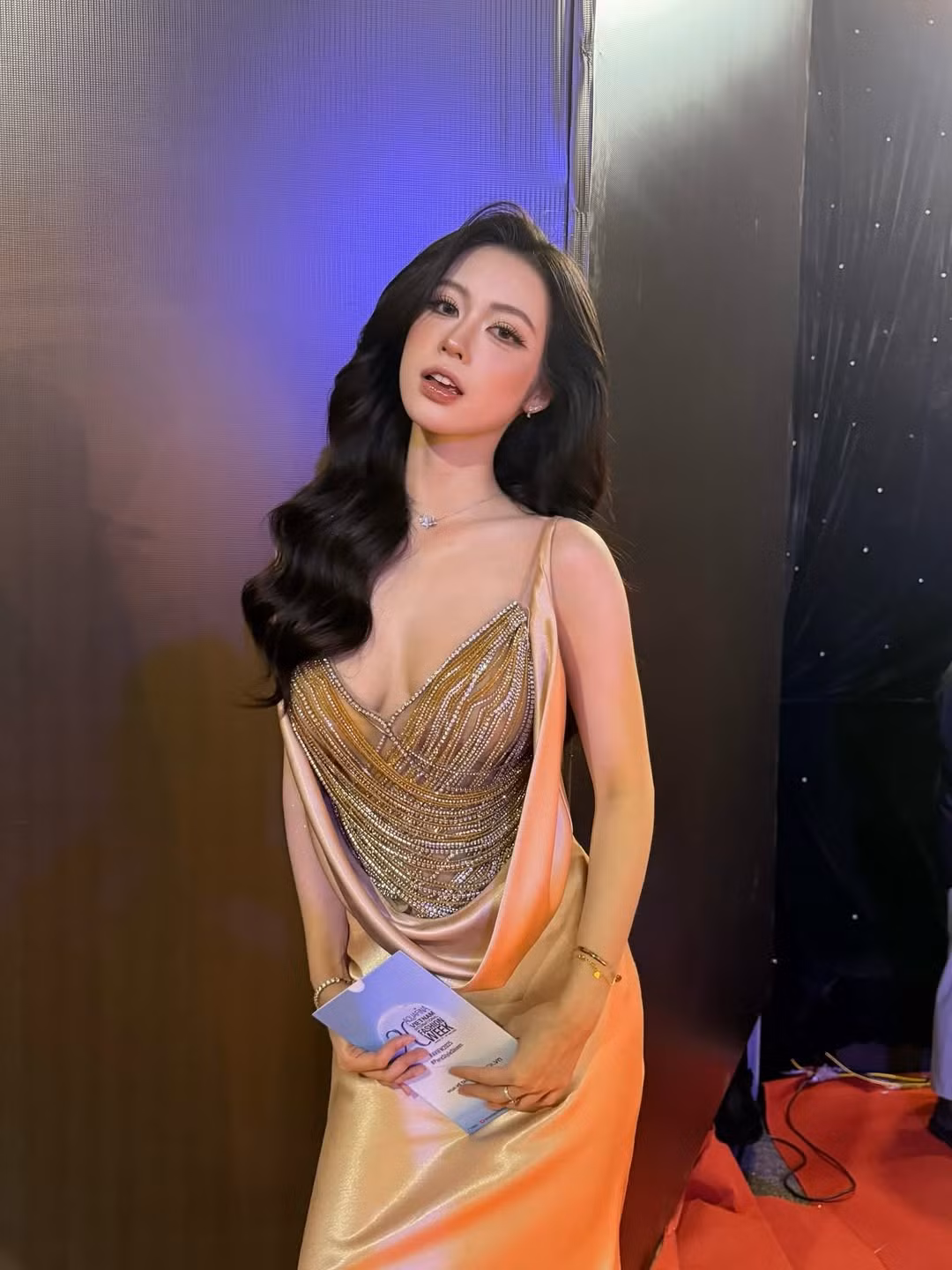 Cô có gương mặt nhỏ nhắn, chuẩn V-line, cùng đôi mắt to tròn, long lanh biết nói. (Ảnh: IGNV)