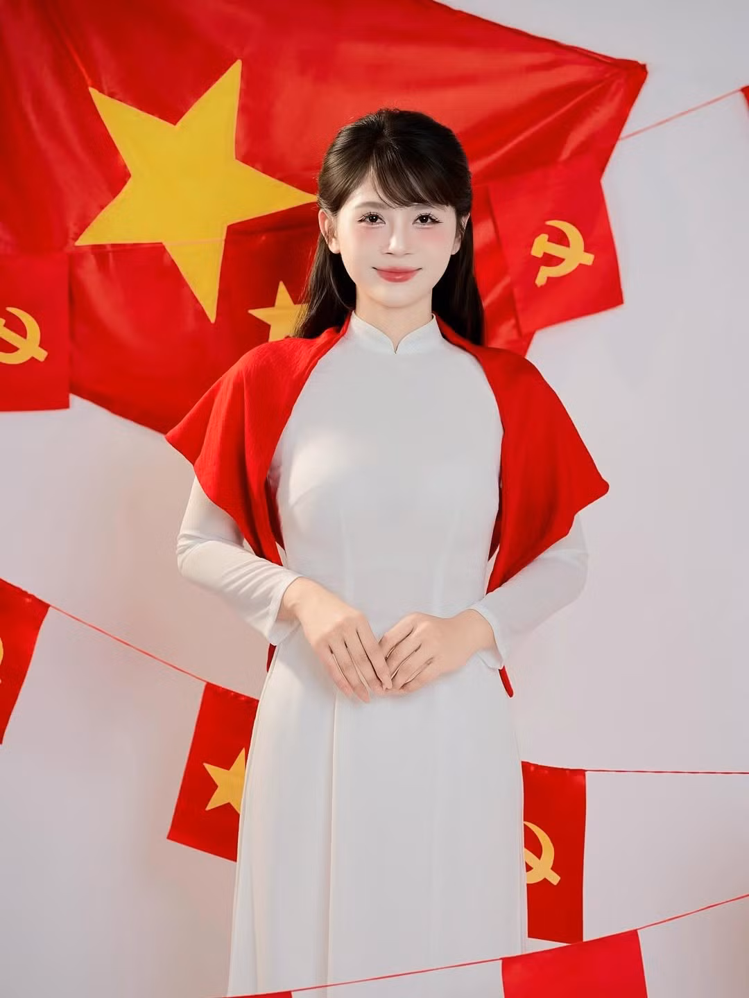 Chiếc áo dài được thiết kế giản dị nhưng vẫn tôn lên vóc dáng thon gọn và thanh lịch. (Ảnh: IGNV)