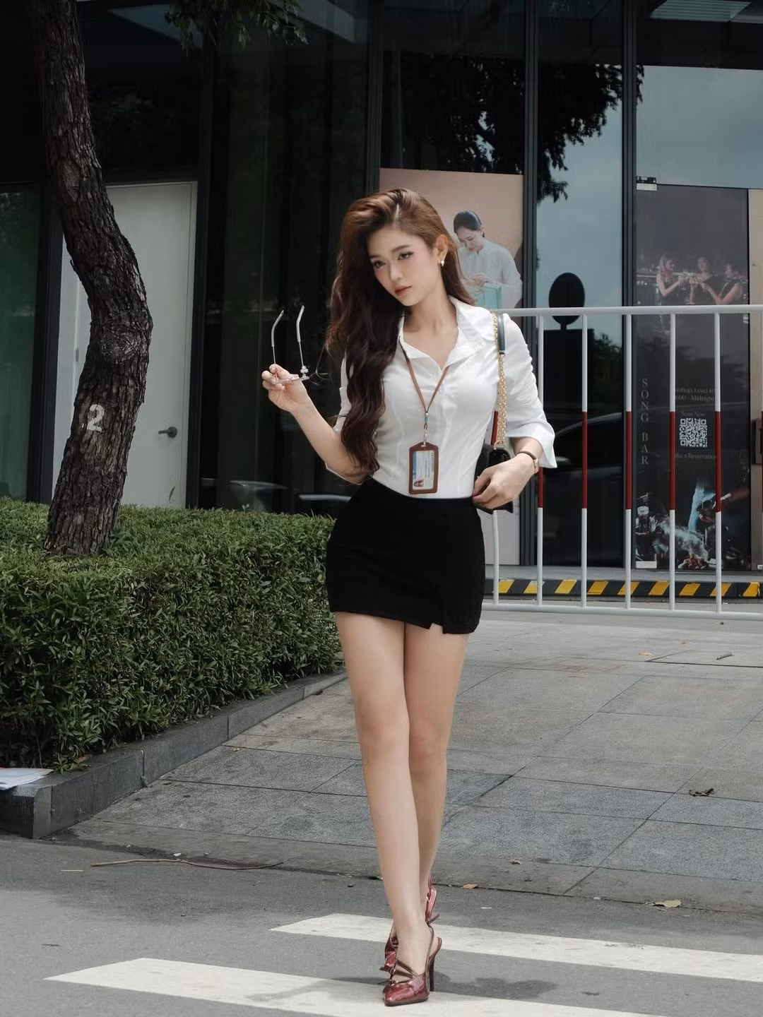 Dù chỉ là tạo dáng giữa đường phố, cầm trên tay tập tài liệu, nhưng Hoàng Yến đã thành công trong việc khắc họa hình ảnh một "cô thư ký" đầy khí chất và chuyên nghiệp. (Ảnh: IGNV)