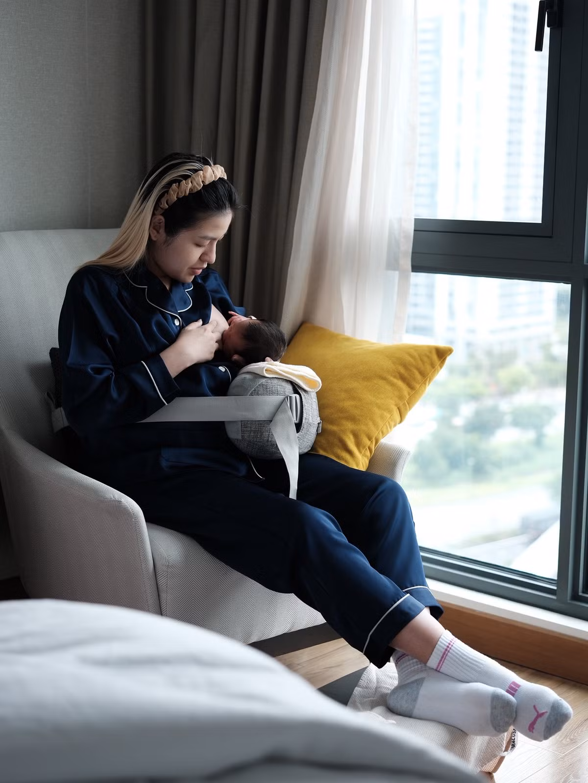 Trong bài viết được đăng kèm hình ảnh cô đang ân cần cho con bú, Thanh Tâm bày tỏ sự ngỡ ngàng trước những giọt nước mắt cứ tự nhiên tuôn rơi: "Em chẳng hiểu sao mấy ngày nay đang vui vẻ hạnh phúc vì sự xuất hiện của Bún; thì mấy ngày nay em lại khóc, nước mắt cứ chảy ra trong vô thức, nhìn con em thấy thương em cũng khóc..."(Ảnh: FBNV)