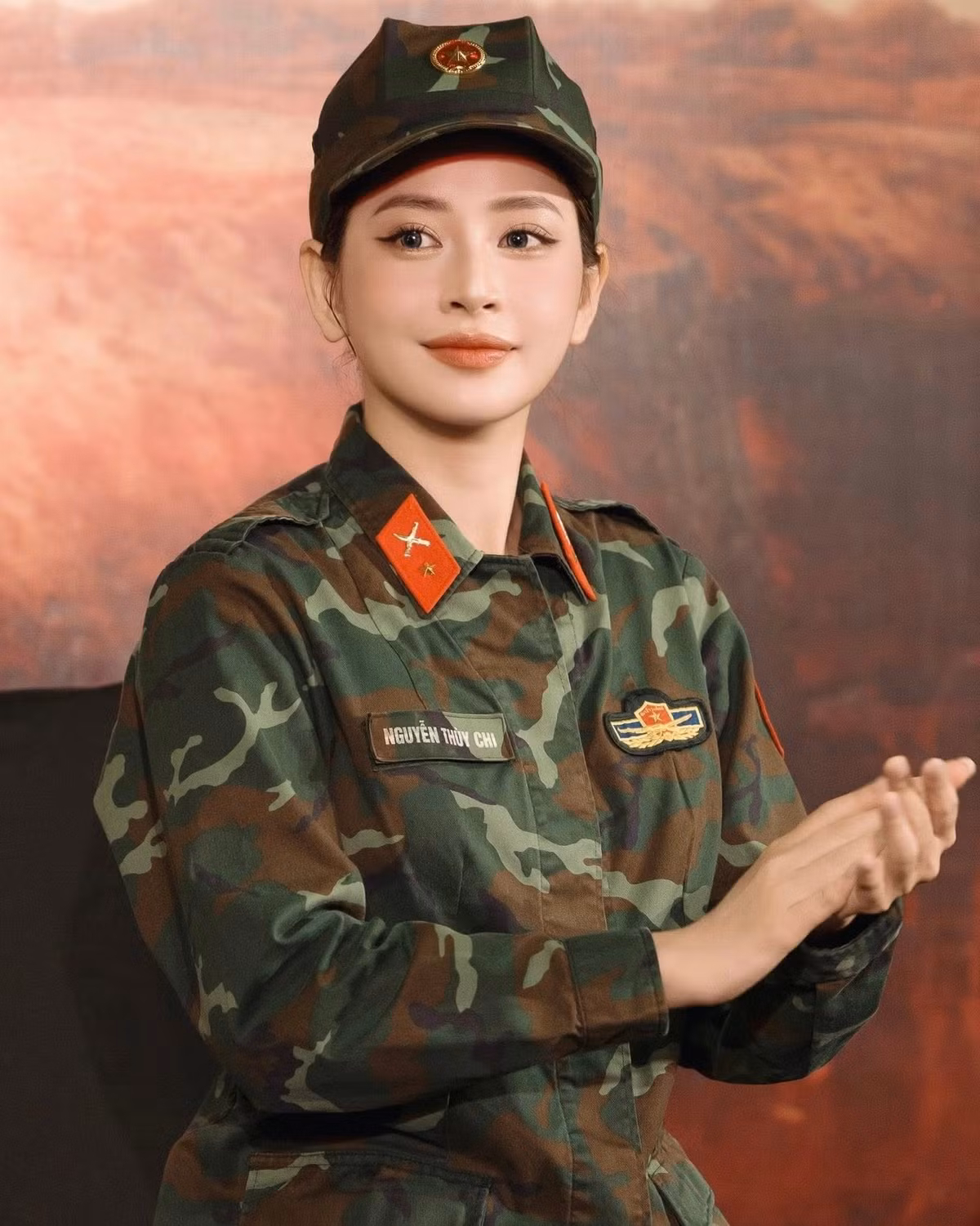 Tham gia Sao nhập ngũ 2025, Chi Pu là một trong số gương mặt nổi bật trong mùa năm nay. Cô được nhận xét lăn xả, hết mình với các nhiệm vụ trong chương trình.(Ảnh: FBNV)