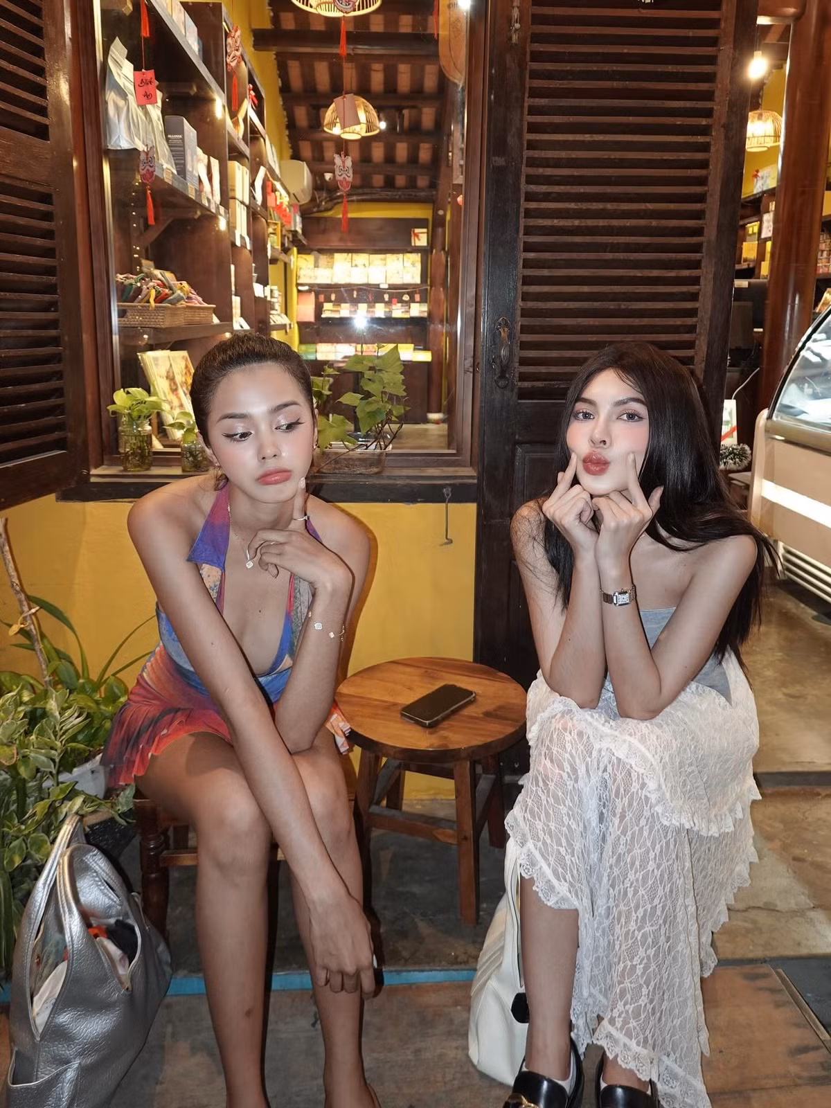 Cô đã dành thời gian đi dạo quanh những con phố rực rỡ đèn lồng, ngắm nhìn những chiếc thuyền độc mộc trôi trên sông Hoài và thưởng thức không khí trong lành của mảnh đất di sản này.