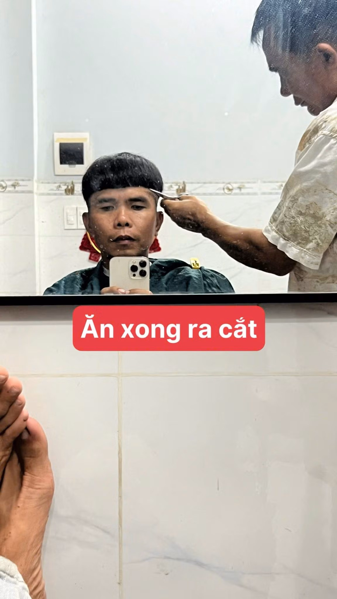 Ngay sau khi bài đăng được chia sẻ, cộng đồng mạng đã bày tỏ sự thích thú tột độ. Nhiều người bày tỏ cảm thấy "ấm lòng" với bữa ăn ké của nam thanh niên, biểu thị cho tấm lòng hiếu khách, thân thiện của chủ tiệm tóc.
