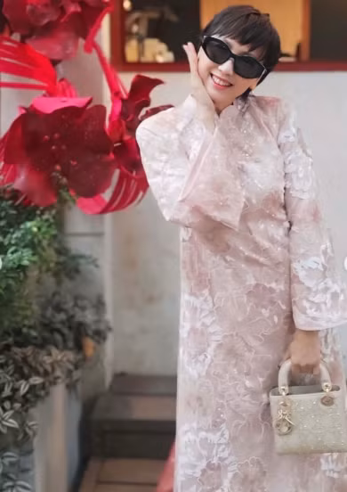 Cùng với những khung hình được ghi lại khi đi du xuân cùng gia đình con gái, bà Mai Đoàn cũng gây ấn tượng khi đăng tải loạt ảnh dạo bước trên phố đầy rạng rỡ. Ở những bức hình này, mẹ Doãn Hải My diện áo dài thời thượng tông hồng pastel nhẹ nhàng, thiết kế kín đáo nhưng vẫn toát lên vẻ sang trọng. (Ảnh: IG @_mai.doan_)
