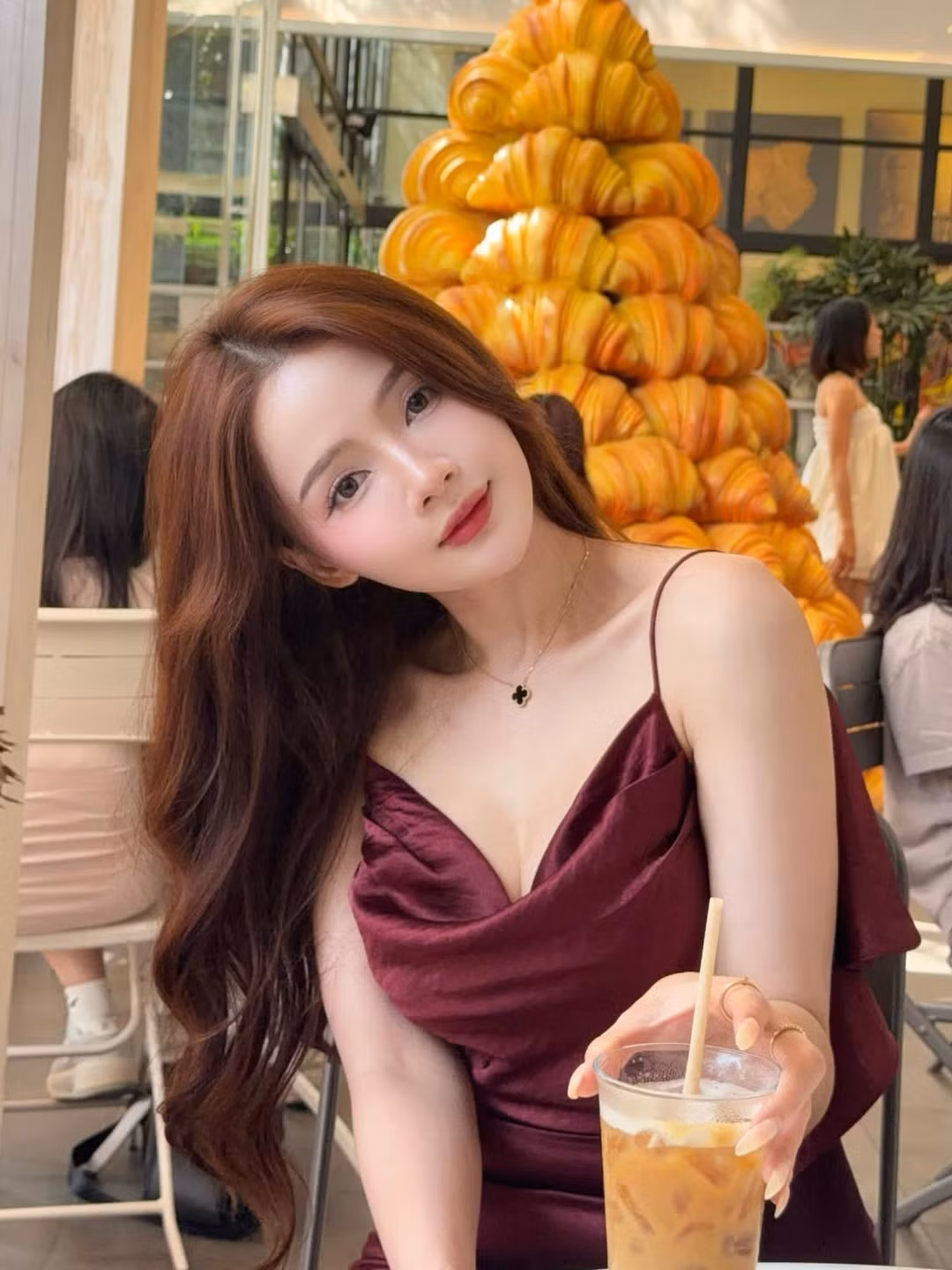 Cô nàng diện chiếc váy hai dây màu đỏ rượu vang với thiết kế vô cùng tinh tế và táo bạo. Phần thân trước xẻ sâu khéo léo khoe vòng một đầy đặn. (Ảnh: IGNV)