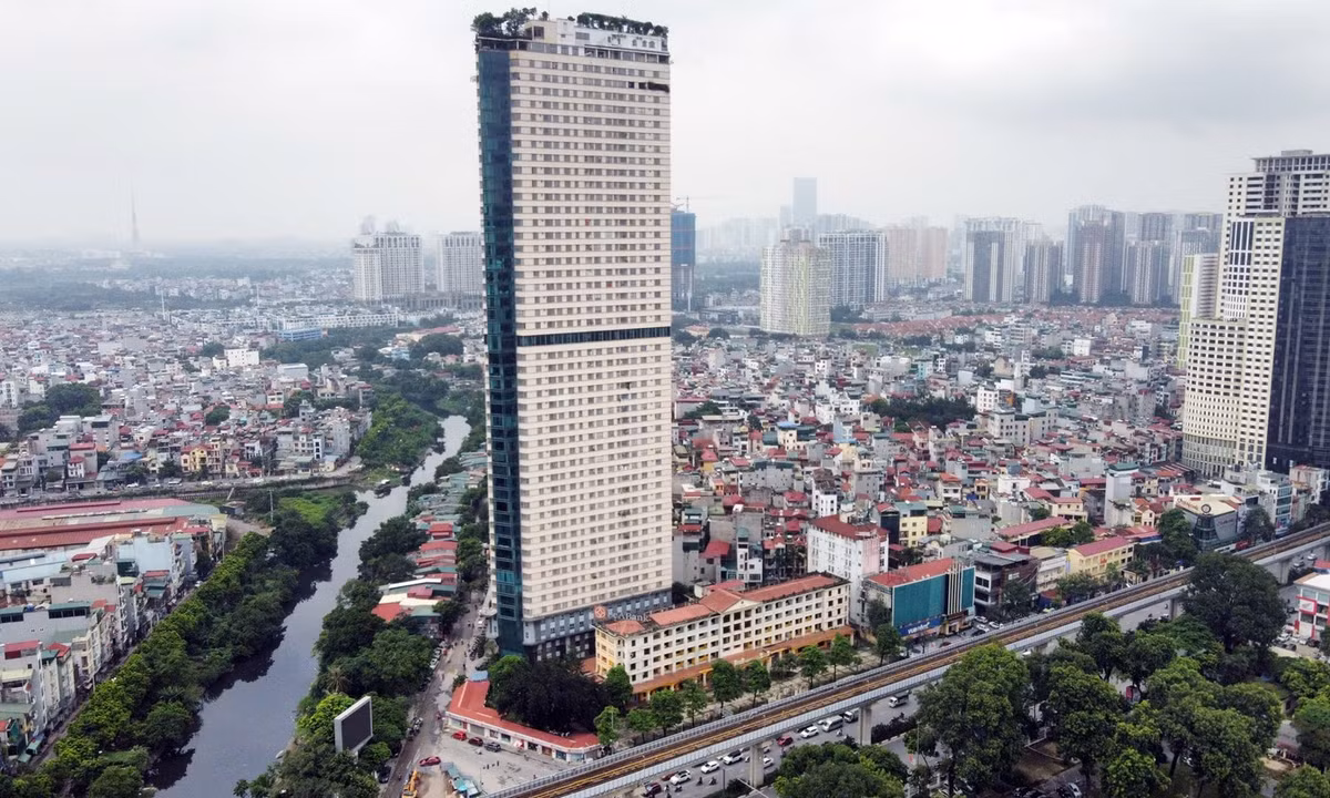 Khách sạn Sông Nhuệ nằm tại số 150 Trần Phú, ngay ngã tư Trần Phú - Thanh Bình - Phùng Hưng, thuộc địa bàn phường Hà Đông, TP Hà Nội.