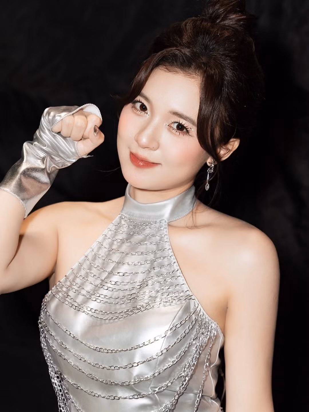 Ngay lập tức, nhiều người đã hưởng ứng với dòng trạng thái của cô nàng, chủ yếu xuýt xoa về sắc vóc, đồng thời 1 số bình luận trêu đùa "phải tag chồng của chị này vào thôi".