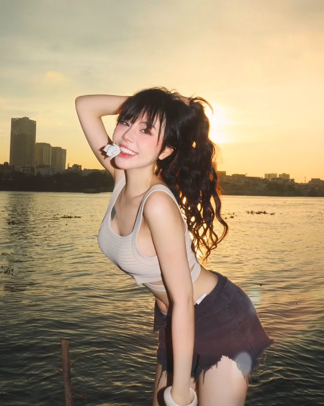 Bảo Khuyên Susan (tên thật là Nguyễn Bảo Khuyên) là một trong những cái tên nổi bật thuộc thế hệ hot girl Gen Z tại Việt Nam. Mới đây cô nàng vừa đăng tải loạt ảnh check-in với sông Sài Gòn trong ánh hoàng hôn mơ mộng thu hút sự chú ý của netizen.