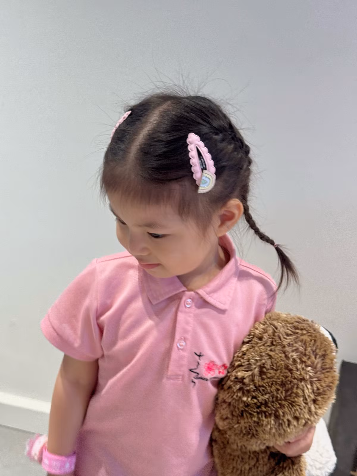 Biểu cảm của Pam trong các bức ảnh cũng vô cùng phong phú và sinh động. Từ nụ cười tươi rói đến khoảnh khắc bĩu môi đáng yêu, hay ánh mắt tò mò nhìn lên trên, tất cả đều khiến người xem không khỏi thích thú. (Ảnh: Facebook Hoàng Kim Ngân)
