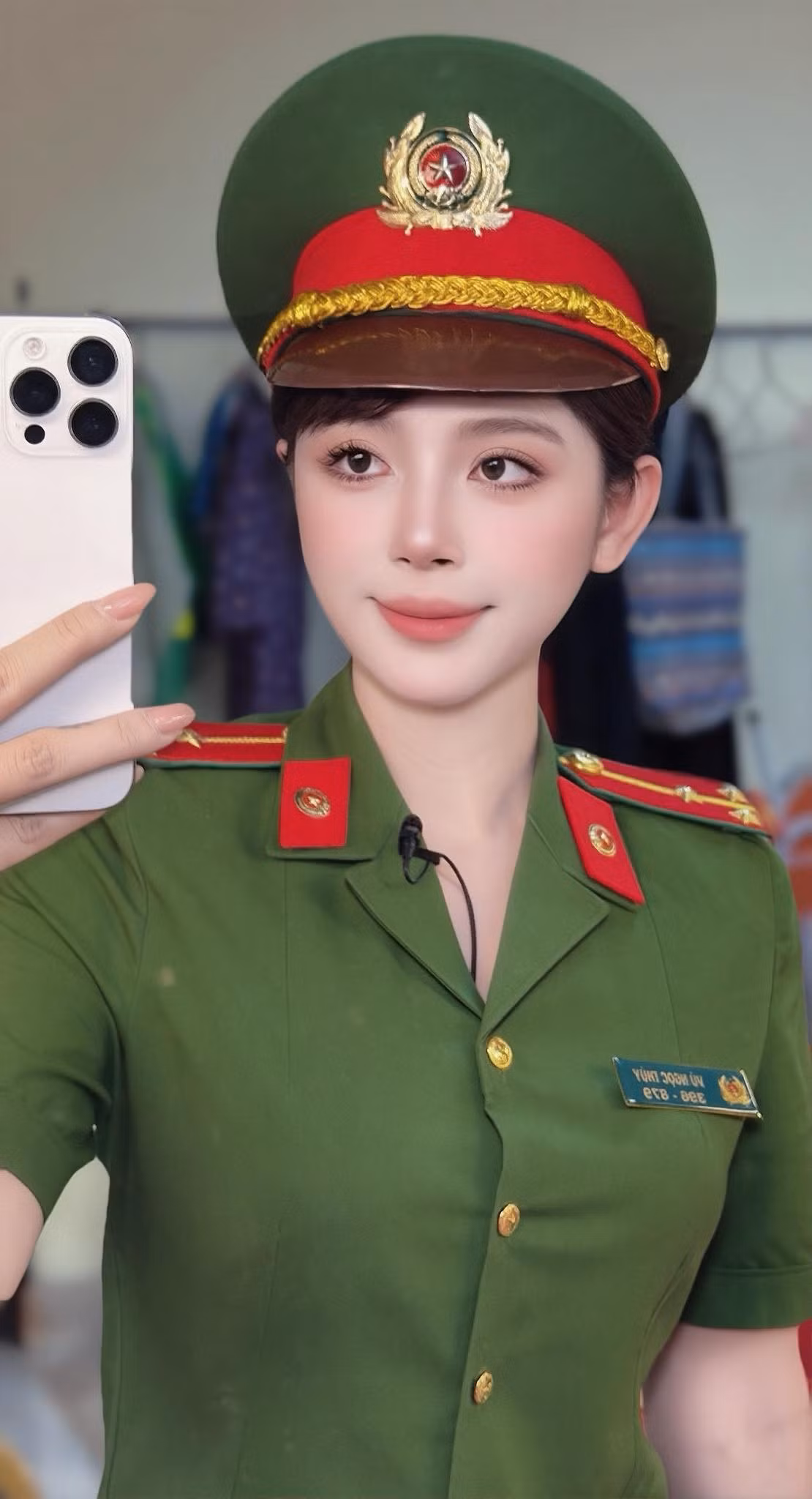 Những bức hình Ngọc Anh trong màu áo cảnh phục từng viral mạng xã hội Threads bởi nhan sắc xinh đẹp, ấn tượng. (Ảnh: FBNV)