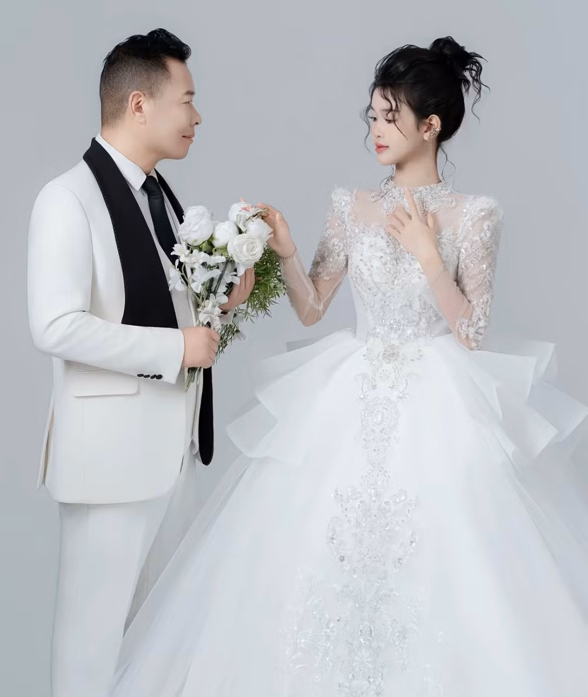 Tôn Bằng tiết lộ đây là lần chụp ảnh cưới đầu tiên trong đời anh, dù trước đó đã trải qua 3 cuộc hôn nhân.