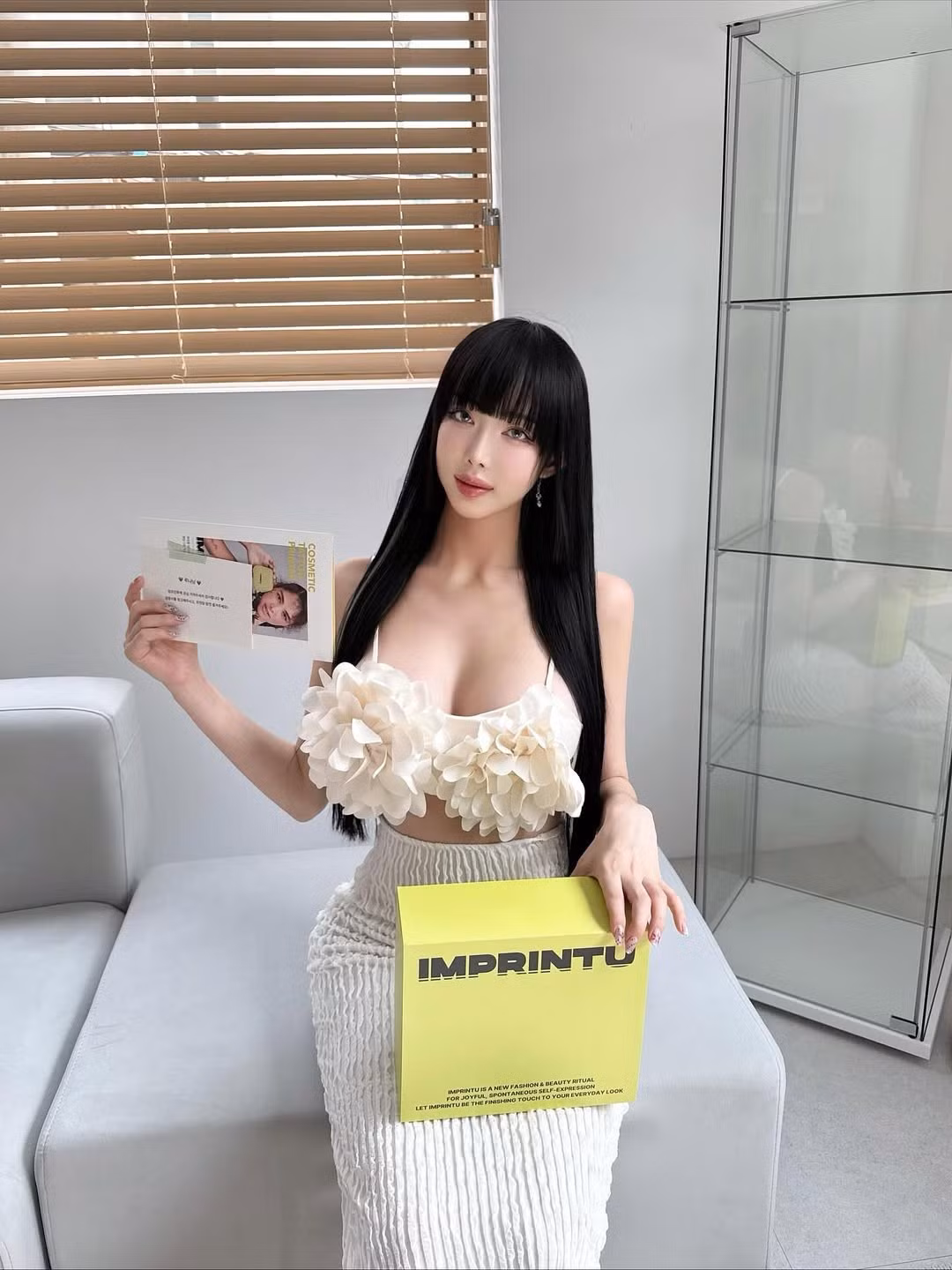 Cô thường xuyên chia sẻ những khoảnh khắc đời thường năng động xen lẫn những bộ outfit biểu diễn cực kỳ gợi cảm trên trang cá nhân có hàng trăm nghìn người theo dõi. (Ảnh: FBNV)