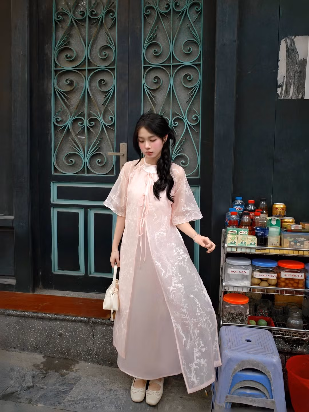 Nhanh chóng, cộng đồng mạng đã tìm ra danh tính của cô gái xinh đẹp này. Đó chính là Vũ Ánh Nguyệt, cái tên từng "gây sốt" trước đây qua những bức ảnh chụp trong đồng phục quân sự. (Ảnh: IGNV)